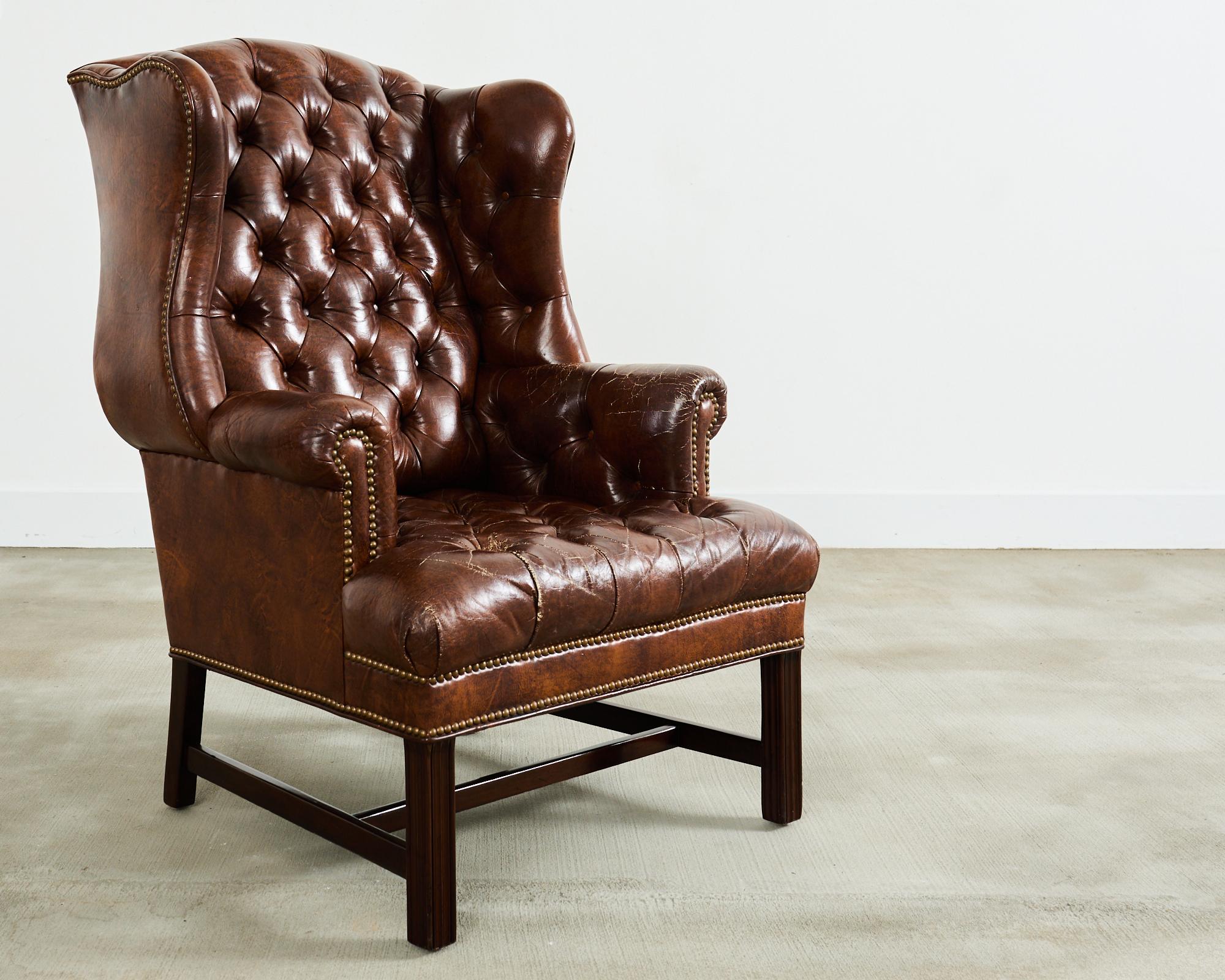 Silla y Otomana Wingback de Piel de Puro Acolchada Estilo Georgiano Hecho a mano en venta