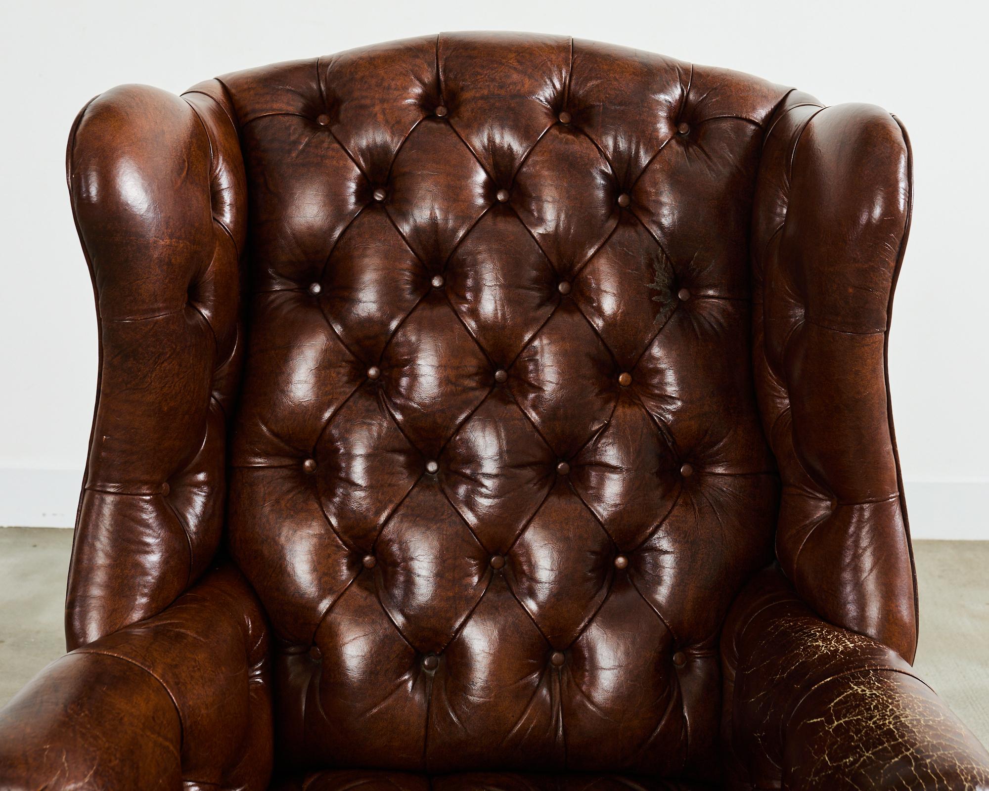 Silla y Otomana Wingback de Piel de Puro Acolchada Estilo Georgiano en Bueno estado para la venta en Rio Vista, CA