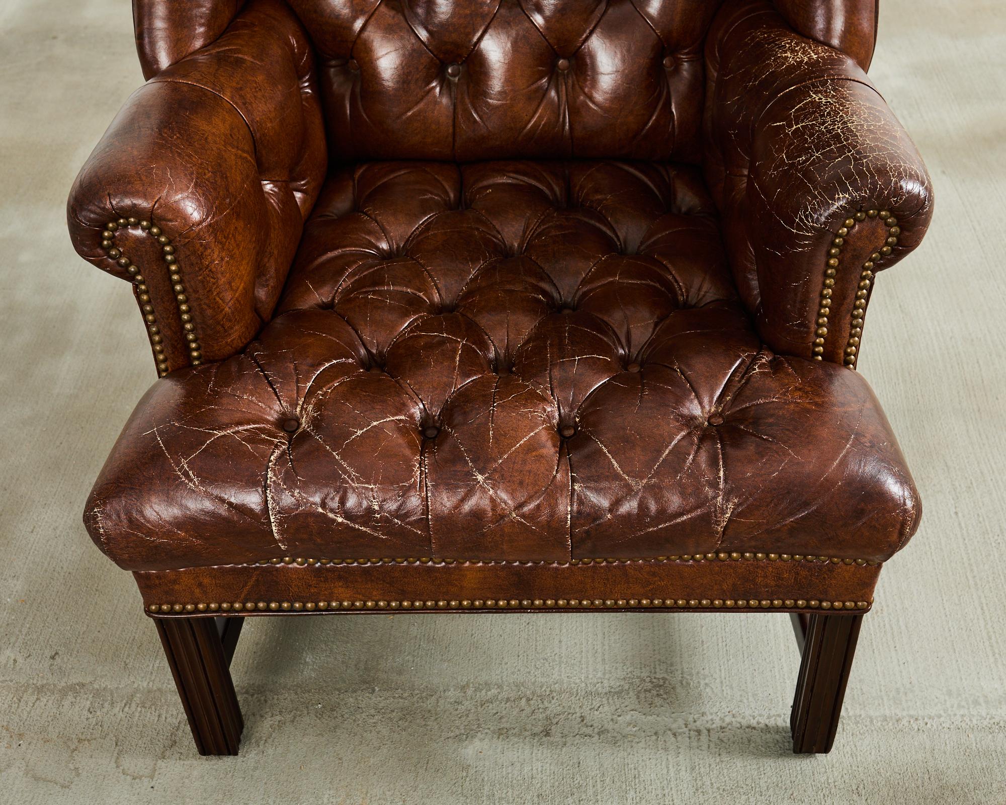 Silla y Otomana Wingback de Piel de Puro Acolchada Estilo Georgiano siglo XX en venta