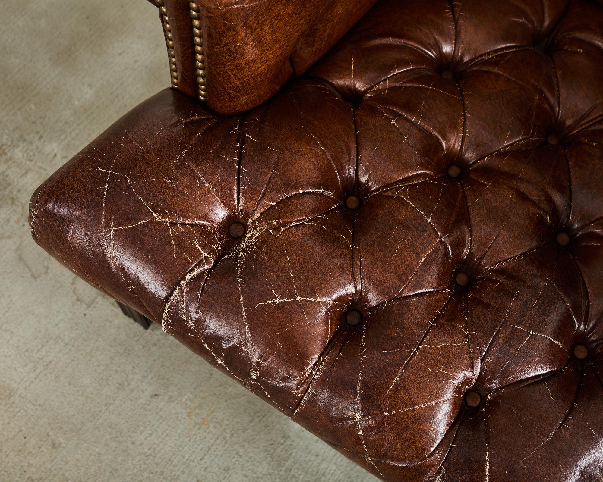 Silla y Otomana Wingback de Piel de Puro Acolchada Estilo Georgiano Latón en venta