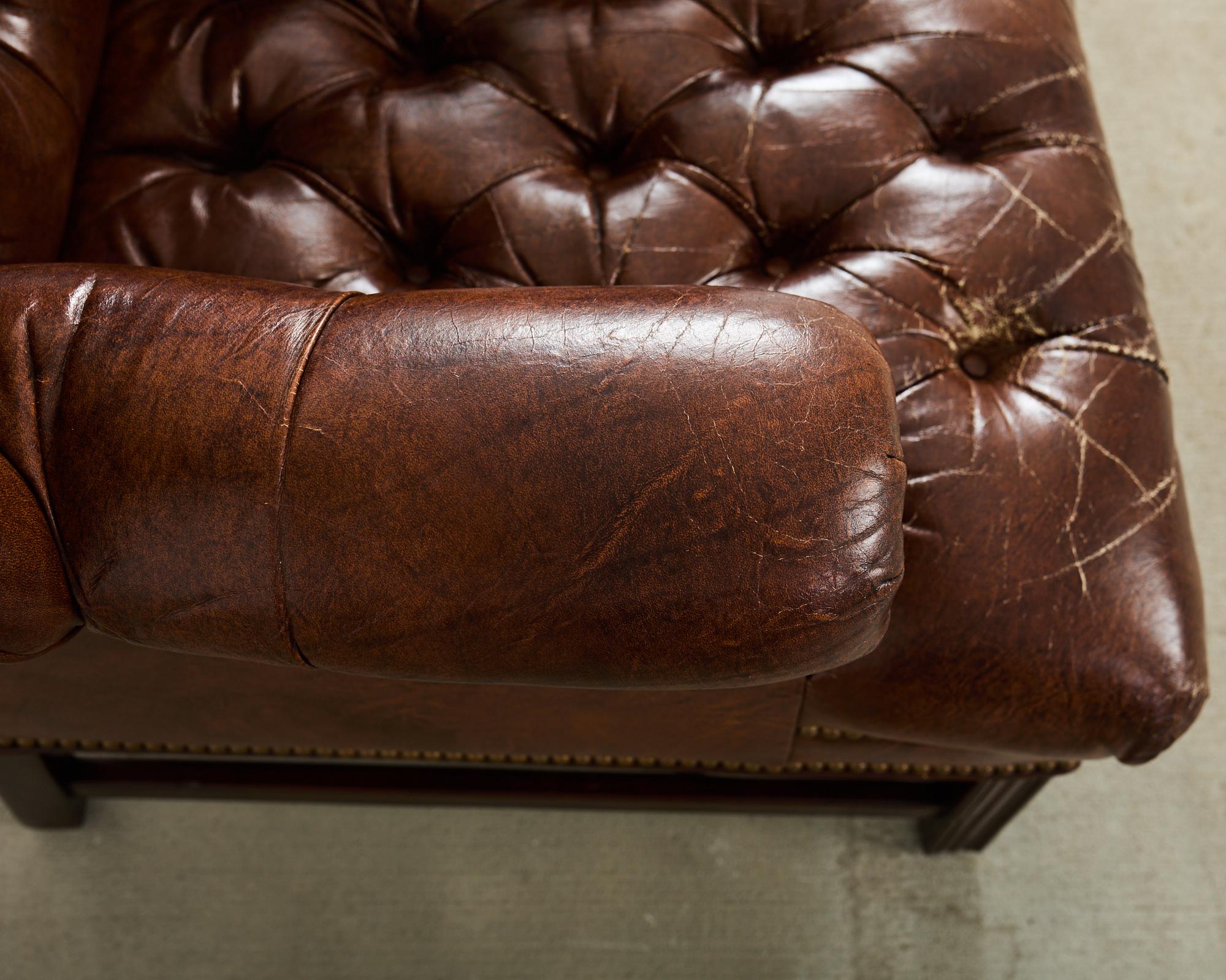 Silla y Otomana Wingback de Piel de Puro Acolchada Estilo Georgiano en venta 1