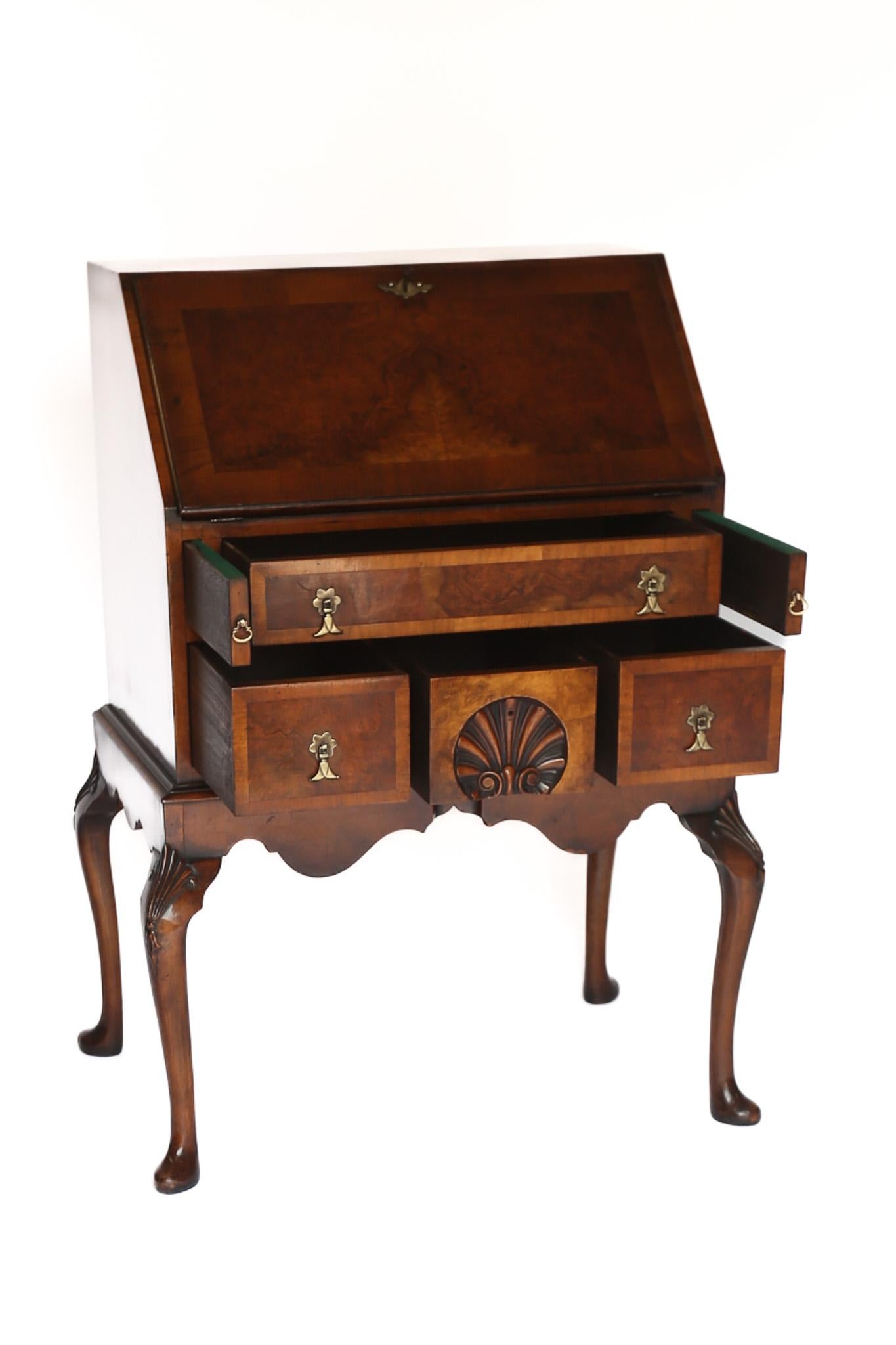 Georgian Style Nussbaum & geschnitzt Bureau im Angebot 2