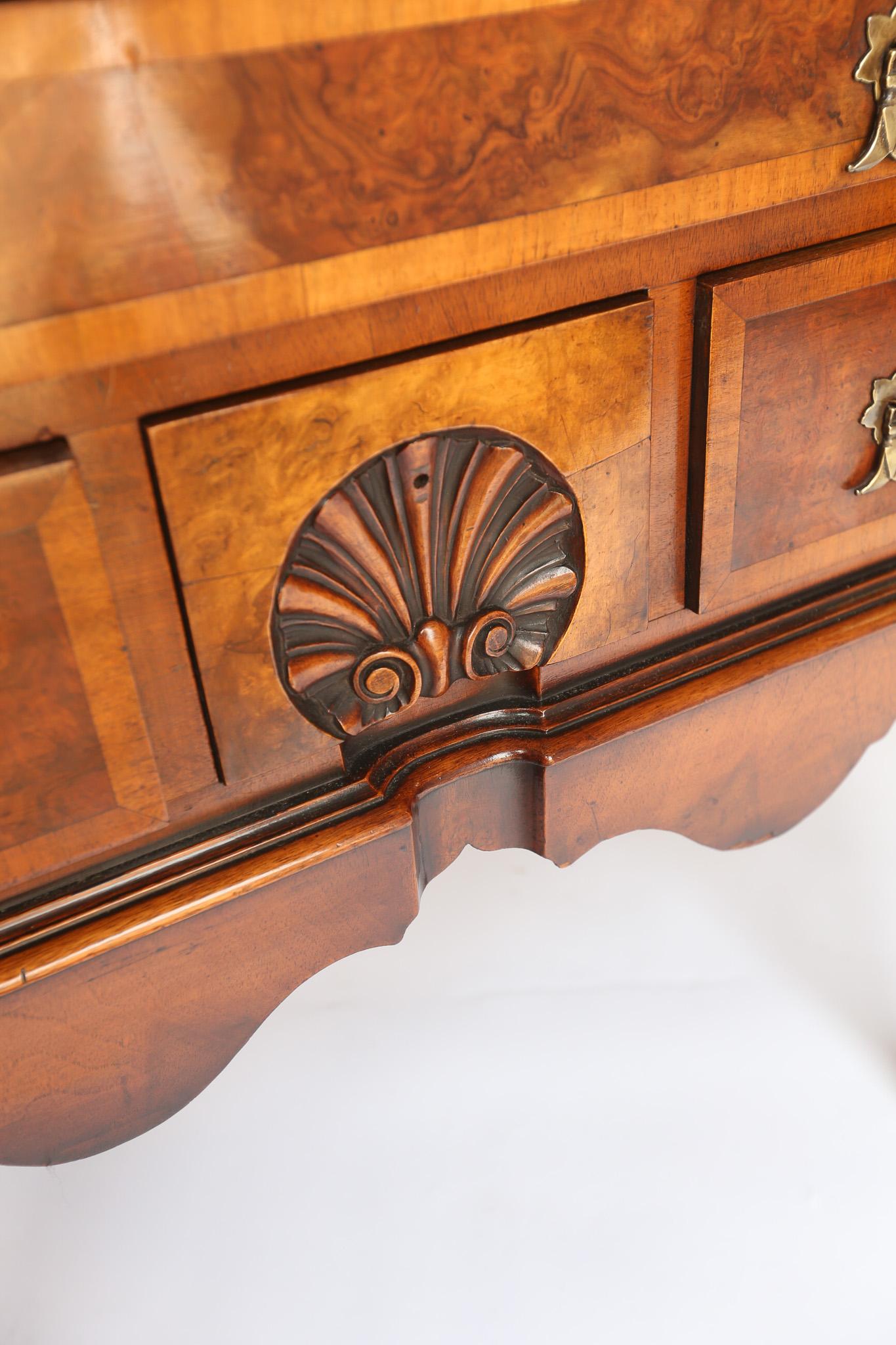 Georgian Style Nussbaum & geschnitzt Bureau
ca. 1930er Jahre
Walnussfurnier auf der Oberseite
Wurzelholzfurnier auf Fall mit Nussbaum-Querstreifen
Arbeitsschloss mit Schlüssel, Öffnen zum Aufdecken :
Mittelschrank, 2 Schubladen & Taubenlöcher
Sockel