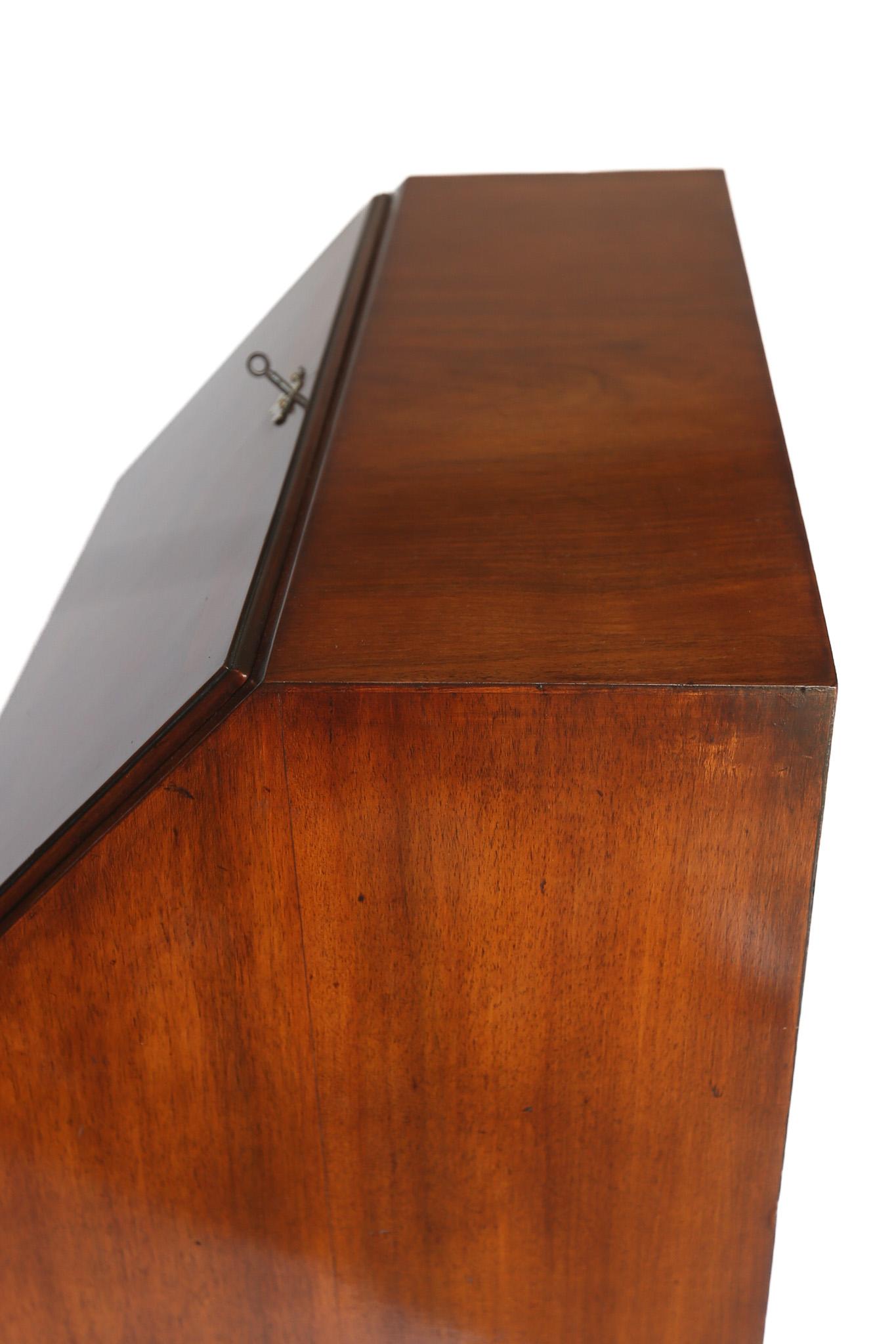 Georgian Style Nussbaum & geschnitzt Bureau (Britisch) im Angebot