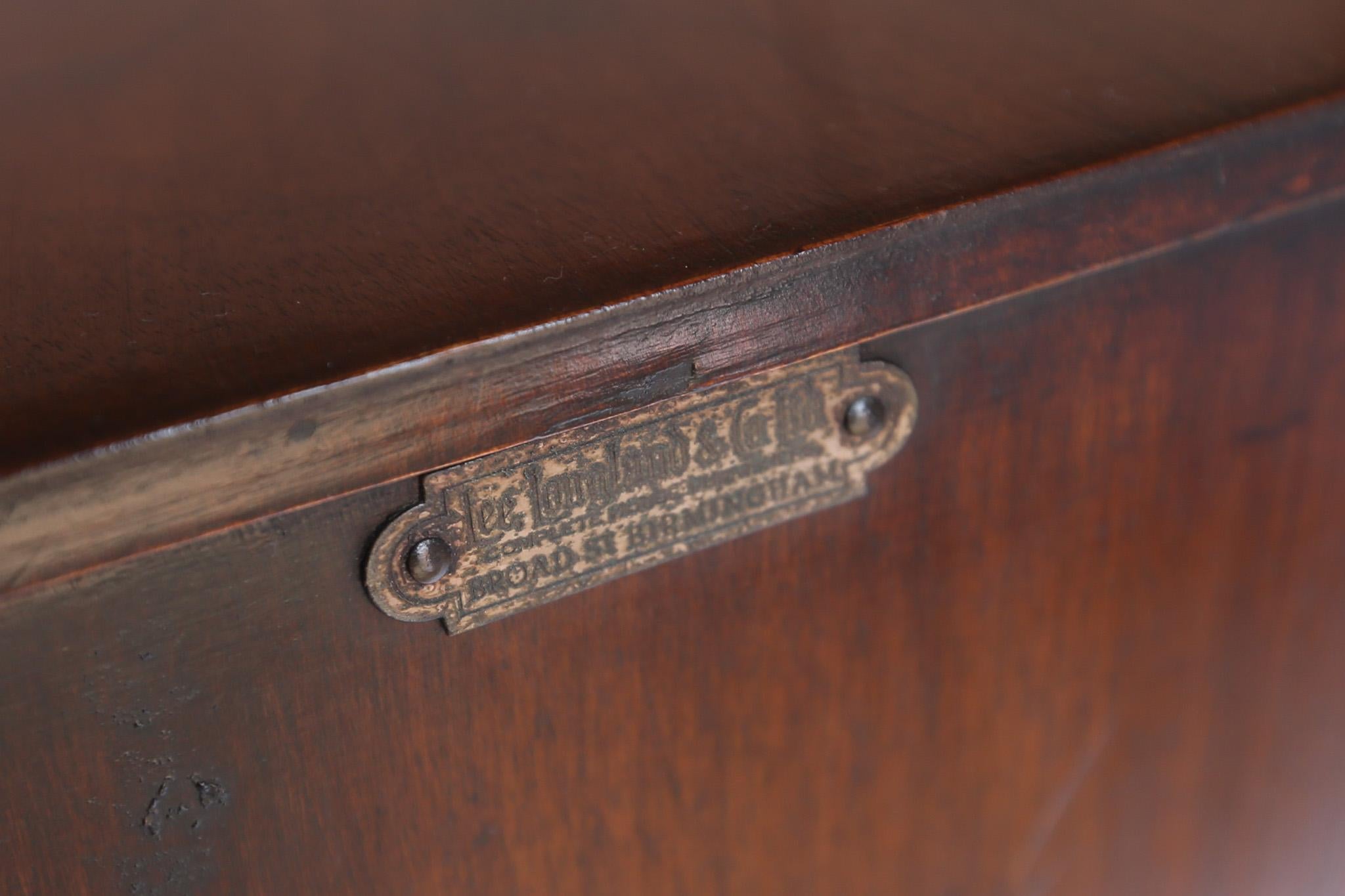 Georgian Style Nussbaum & geschnitzt Bureau (Poliert) im Angebot