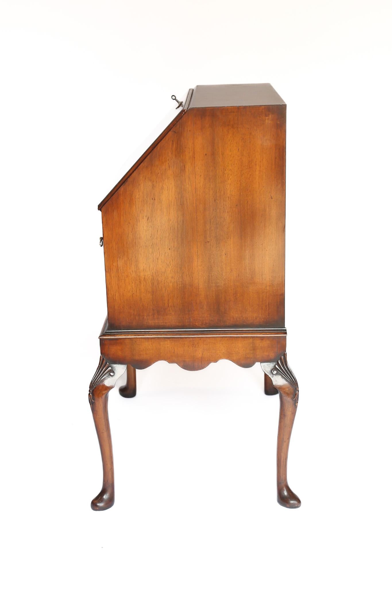 Georgian Style Nussbaum & geschnitzt Bureau (Mitte des 20. Jahrhunderts) im Angebot
