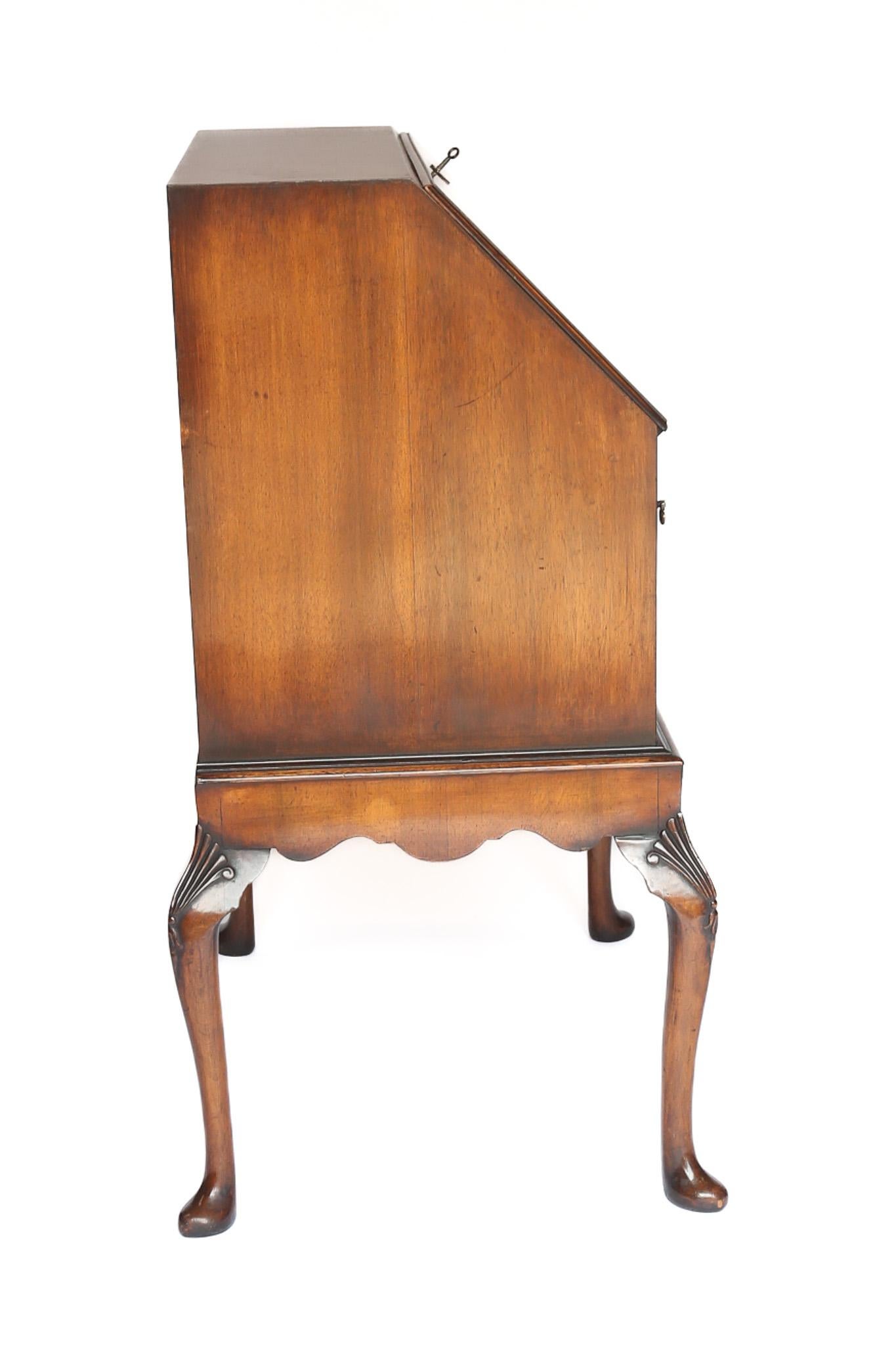 Georgian Style Nussbaum & geschnitzt Bureau (Walnuss) im Angebot