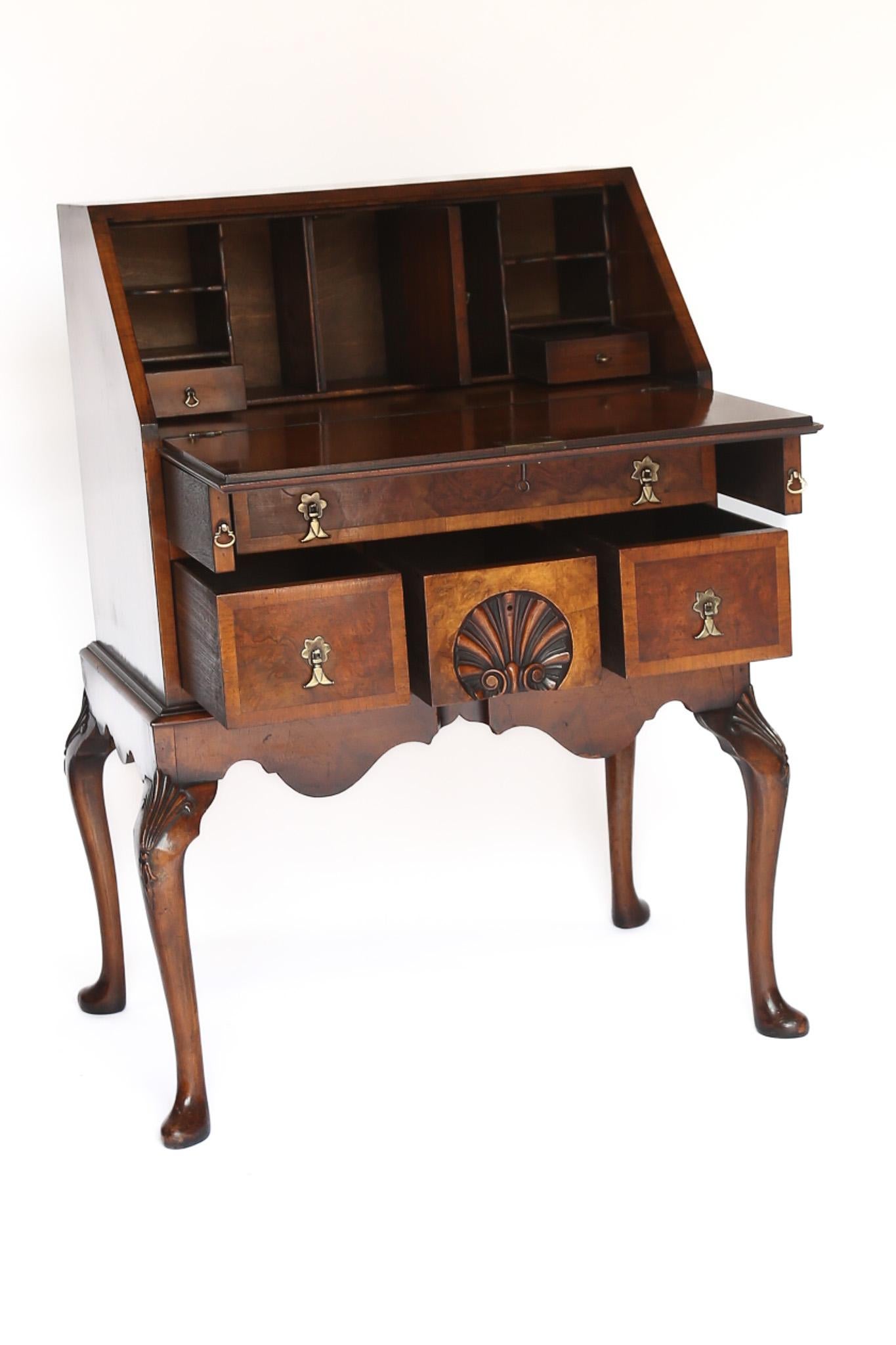 Georgian Style Nussbaum & geschnitzt Bureau im Angebot 1