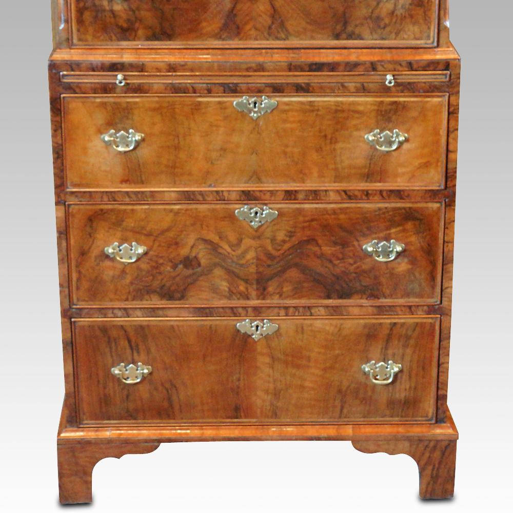 Georgian style walnut chest on chest
This Georgian style walnut chest on chest was made by a highly skilled cabinetmaker in the first quarter of the 20th century.
The chest on chest was made in 2 parts. The top section consists of 3 small box