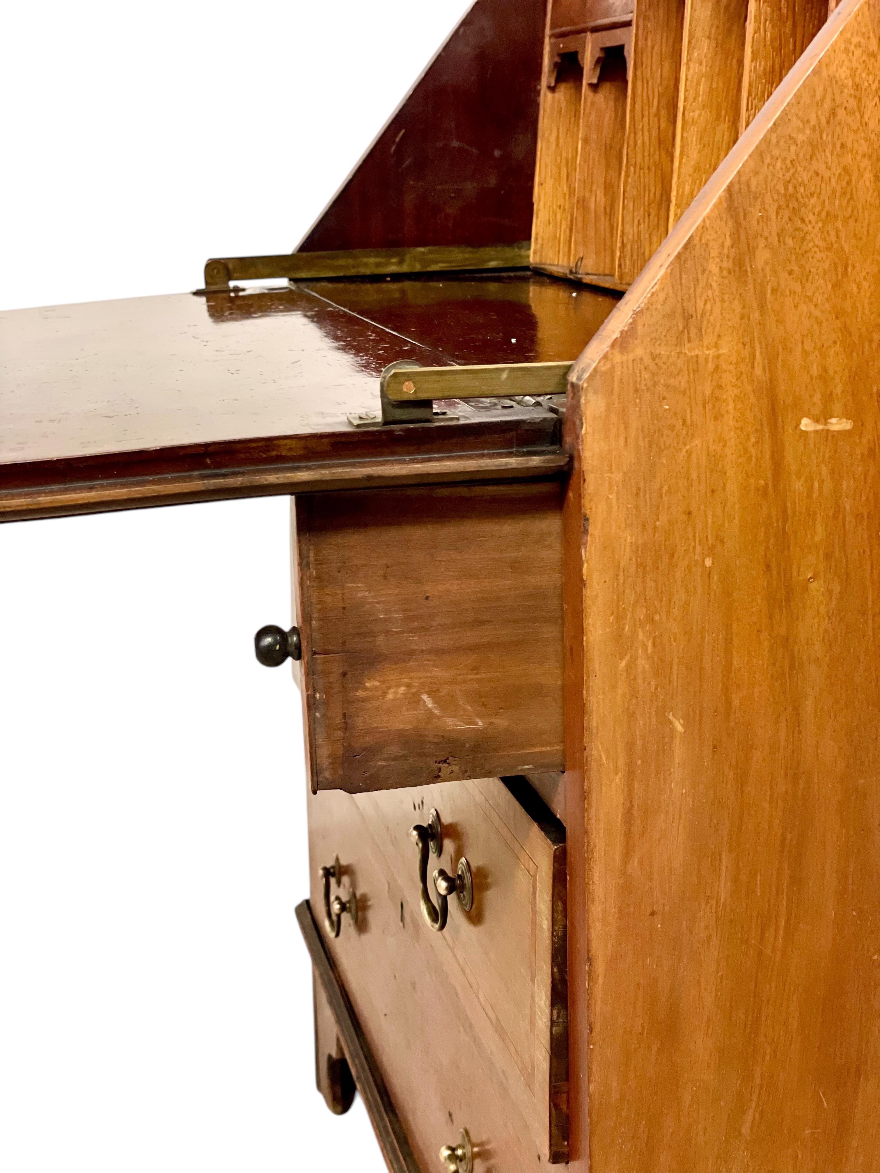 Georgian Style Walnut Fall-Front Bureau with Marquetry, Late 18th Century In Good Condition For Sale In LA CIOTAT, FR