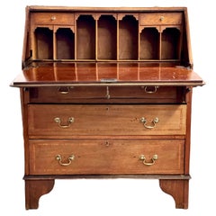 Bureau de style géorgien en noyer avec marqueterie, fin du 18e siècle