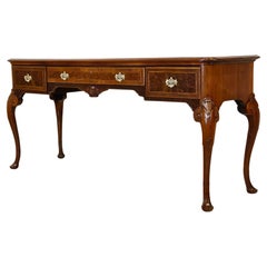 Buffet de style géorgien en noyer avec panneaux en ronce de noyer