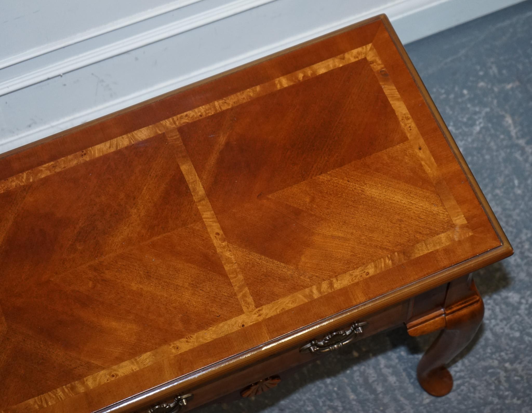 GEORGIAN STYLE WALNUT SIDE CONSOLE TABLE ON CABRIOLE LEGS CiRCA 1980'S For Sale 4