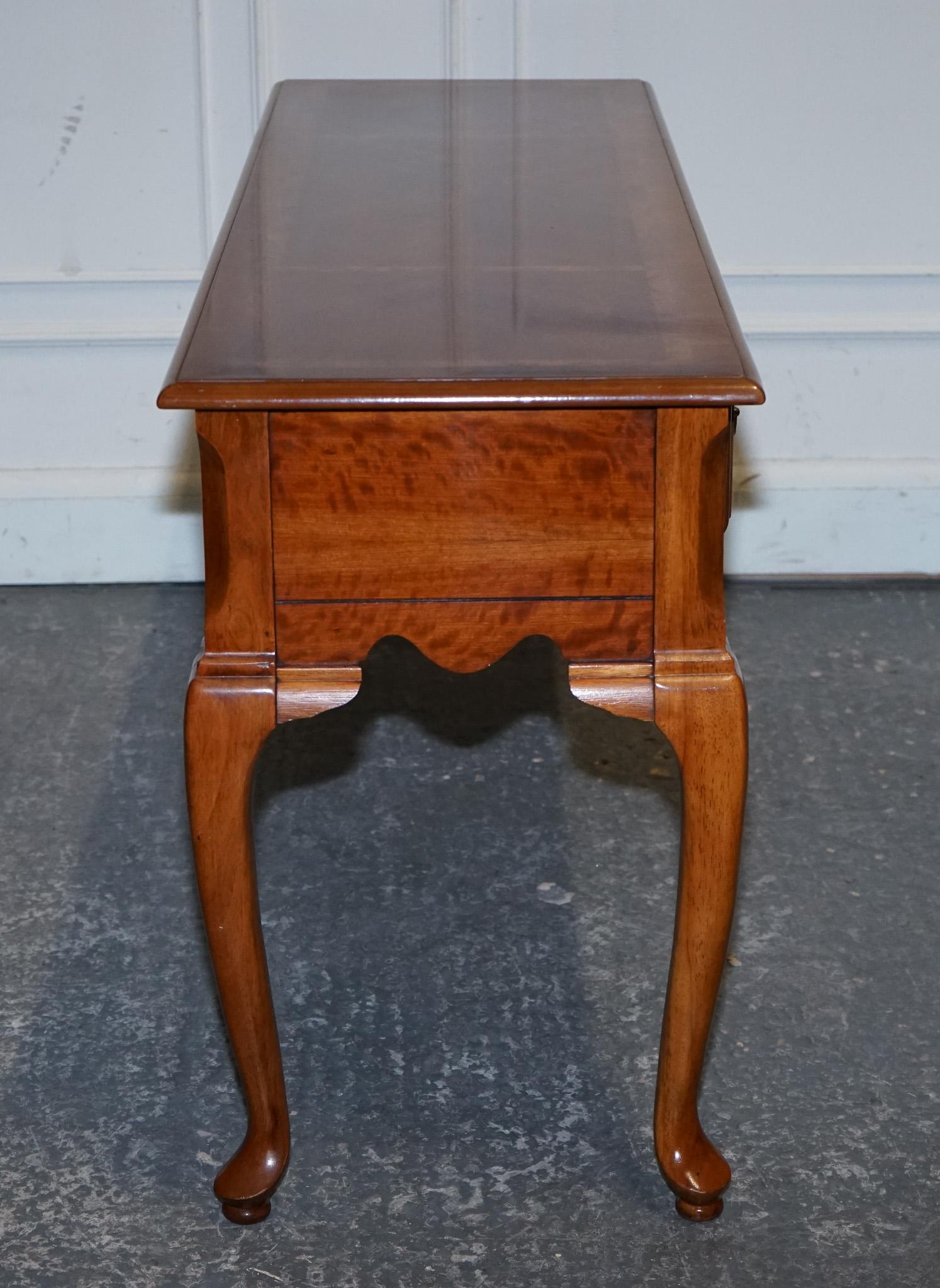 GEORGIAN STYLE WALNUT SIDE CONSOLE TABLE ON CABRIOLE LEGS CiRCA 1980'S For Sale 5