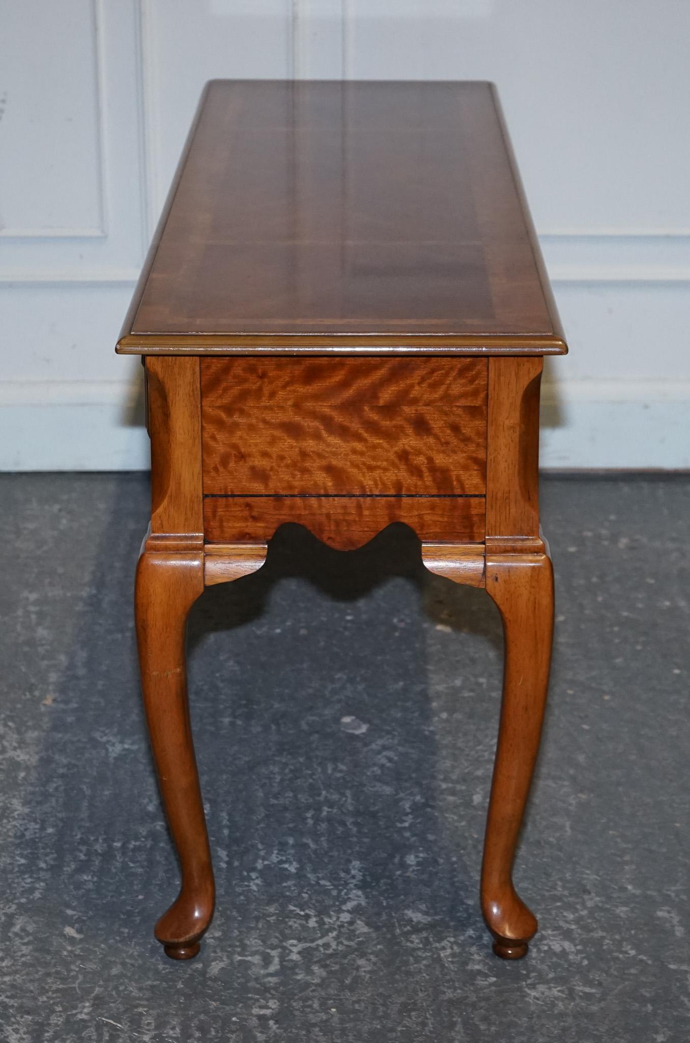 GEORGIAN STYLE WALNUT SIDE CONSOLE TABLE ON CABRIOLE LEGS CiRCA 1980'S For Sale 6