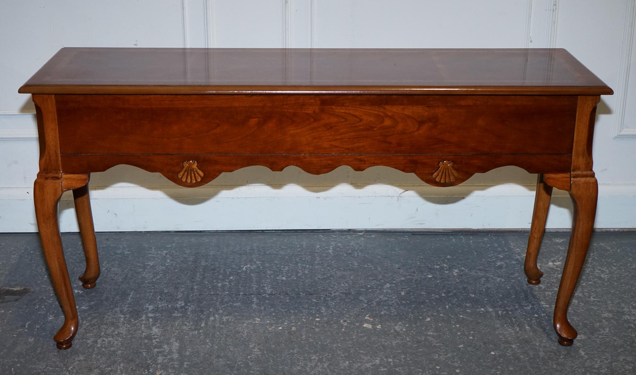 GEORGIAN STYLE WALNUT SIDE CONSOLE TABLE ON CABRIOLE LEGS CiRCA 1980'S For Sale 7
