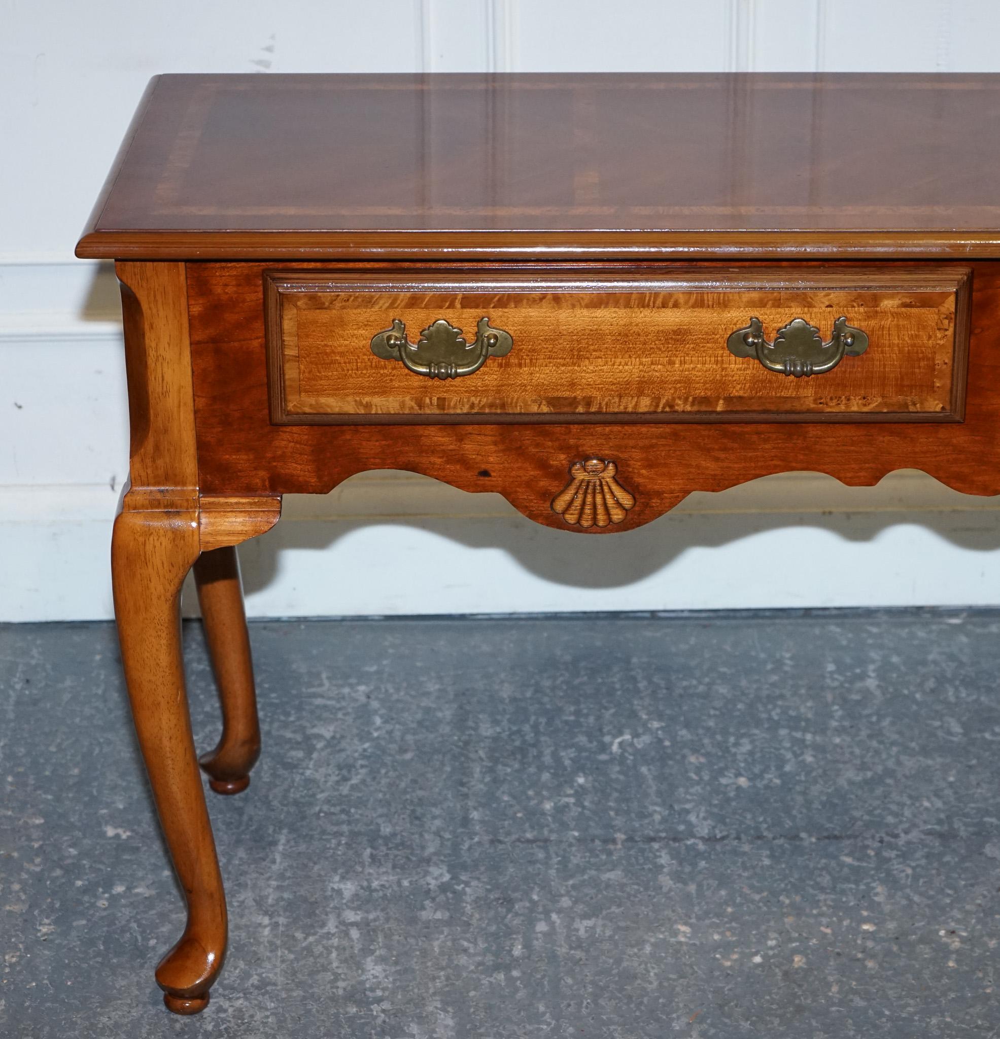 British GEORGIAN STYLE WALNUT SIDE CONSOLE TABLE ON CABRIOLE LEGS CiRCA 1980'S For Sale