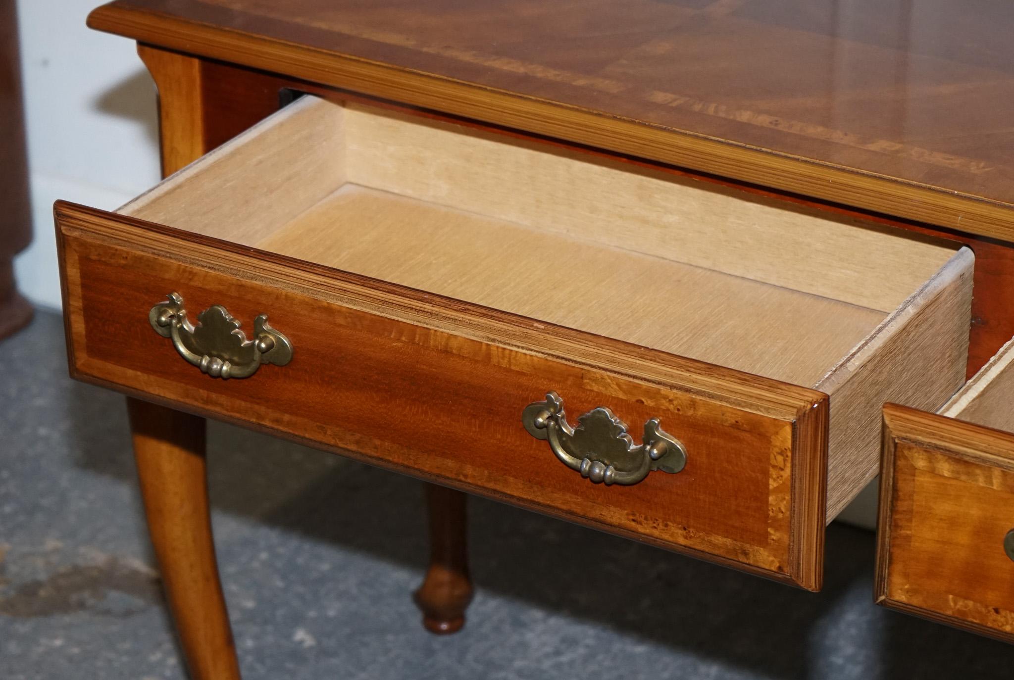 GEORGIAN STYLE WALNUT SIDE CONSOLE TABLE ON CABRIOLE LEGS CiRCA 1980'S For Sale 1