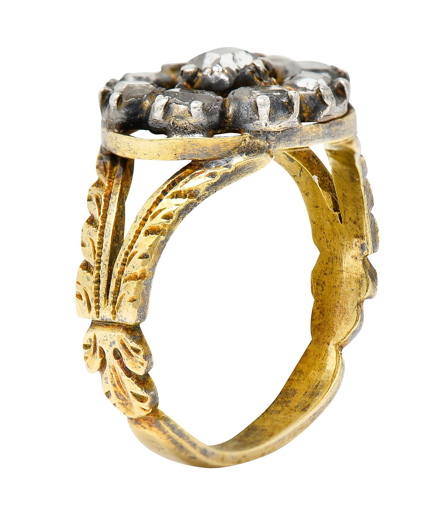Ring in Form eines kreisförmigen Clusters, besetzt mit Diamanten im Tafelschliff

Gesamtgewicht ca. 0,65 Karat - Qualität entsprechend dem Schliff und Alter

In Silber gefasst und flankiert von gespaltenen Goldschultern, die ein detailliertes