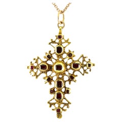 Colgante en forma de cruz de 18 KT con granate y rubí georgianos tallados en tabla