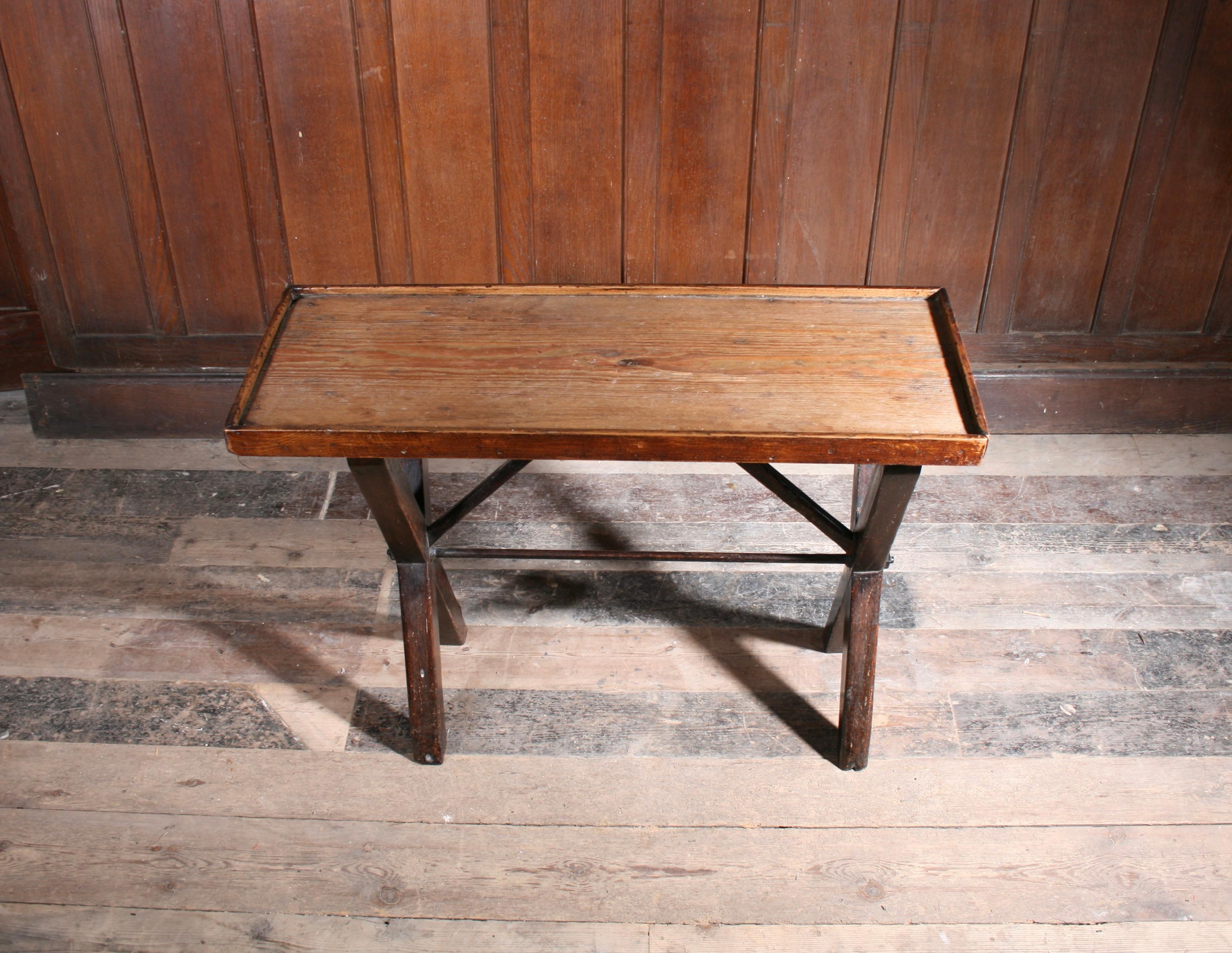 Georgischer Tavernentisch in Originalfarbe (Volkskunst) im Angebot