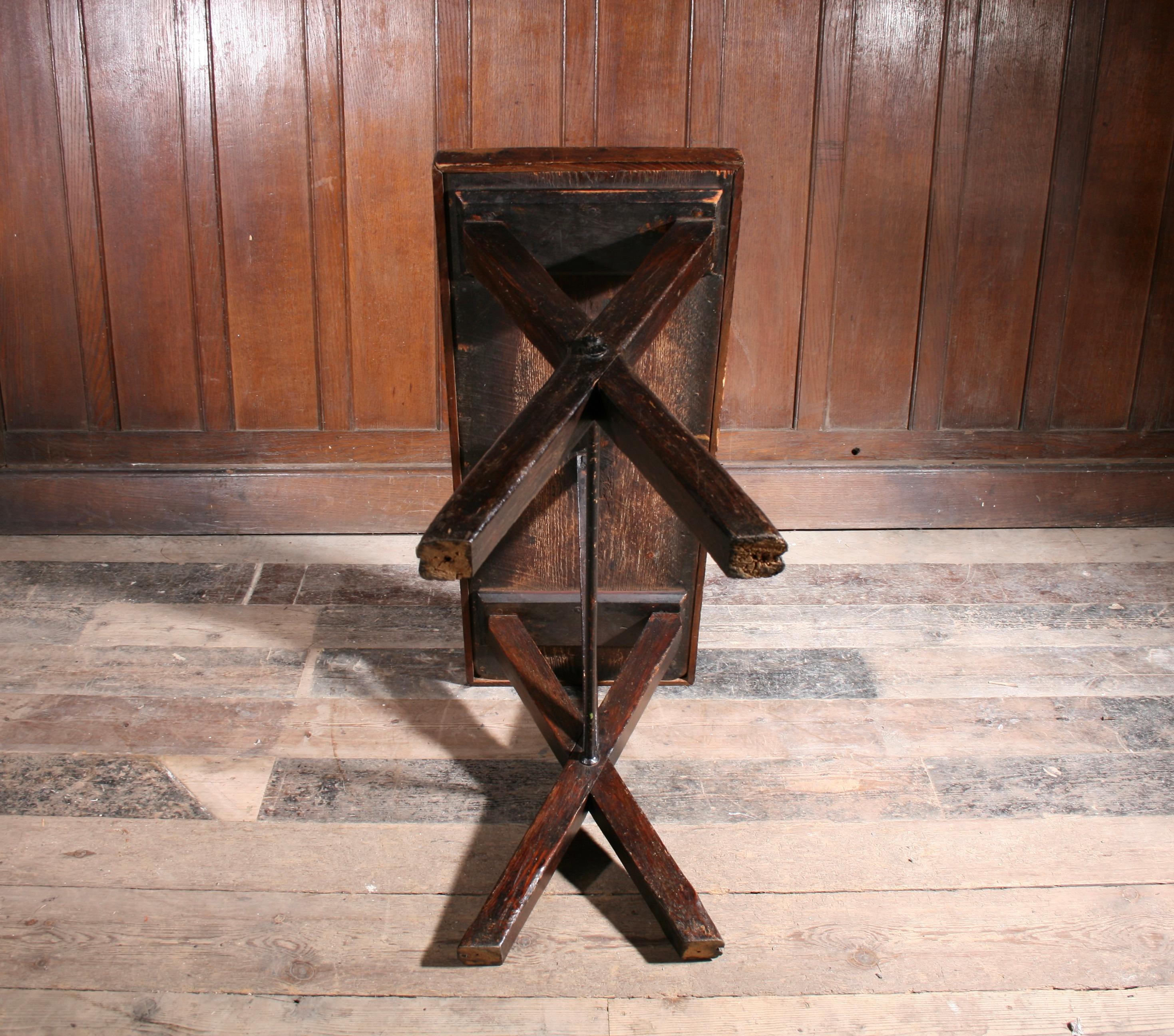 Georgischer Tavernentisch in Originalfarbe (Englisch) im Angebot