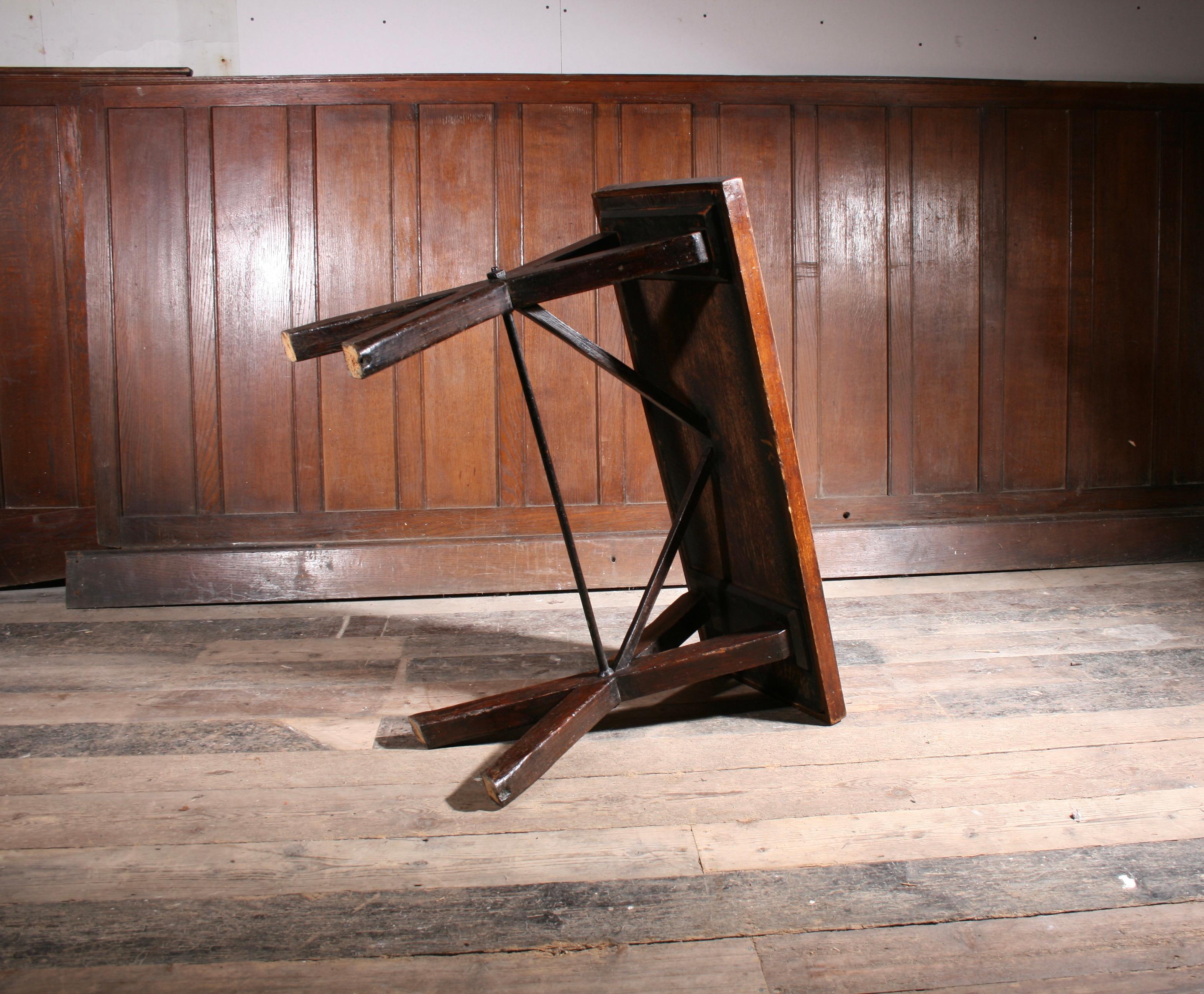 Georgischer Tavernentisch in Originalfarbe im Zustand „Gut“ im Angebot in Kingsbridge, GB