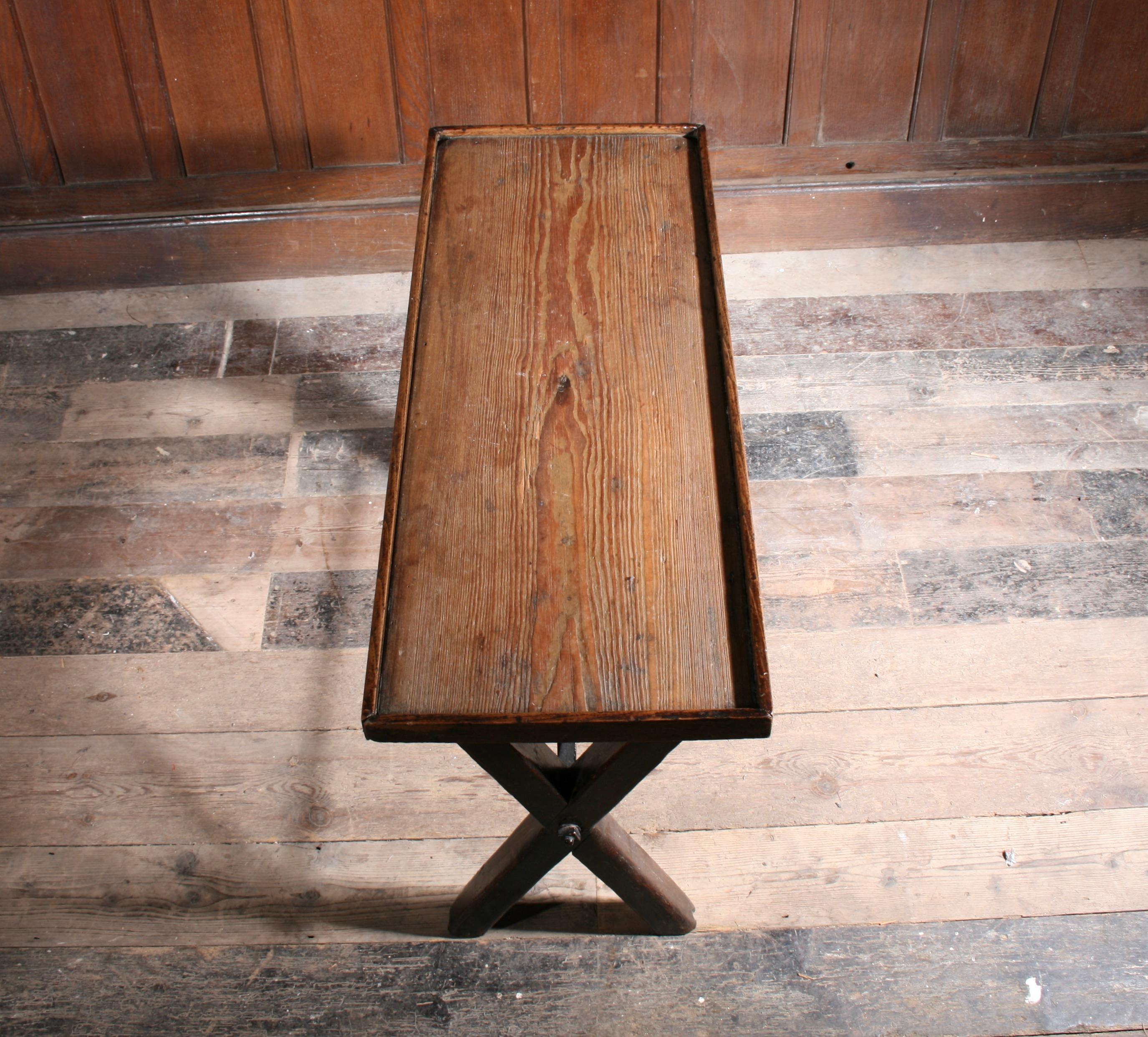 Georgischer Tavernentisch in Originalfarbe (Spätes 18. Jahrhundert) im Angebot