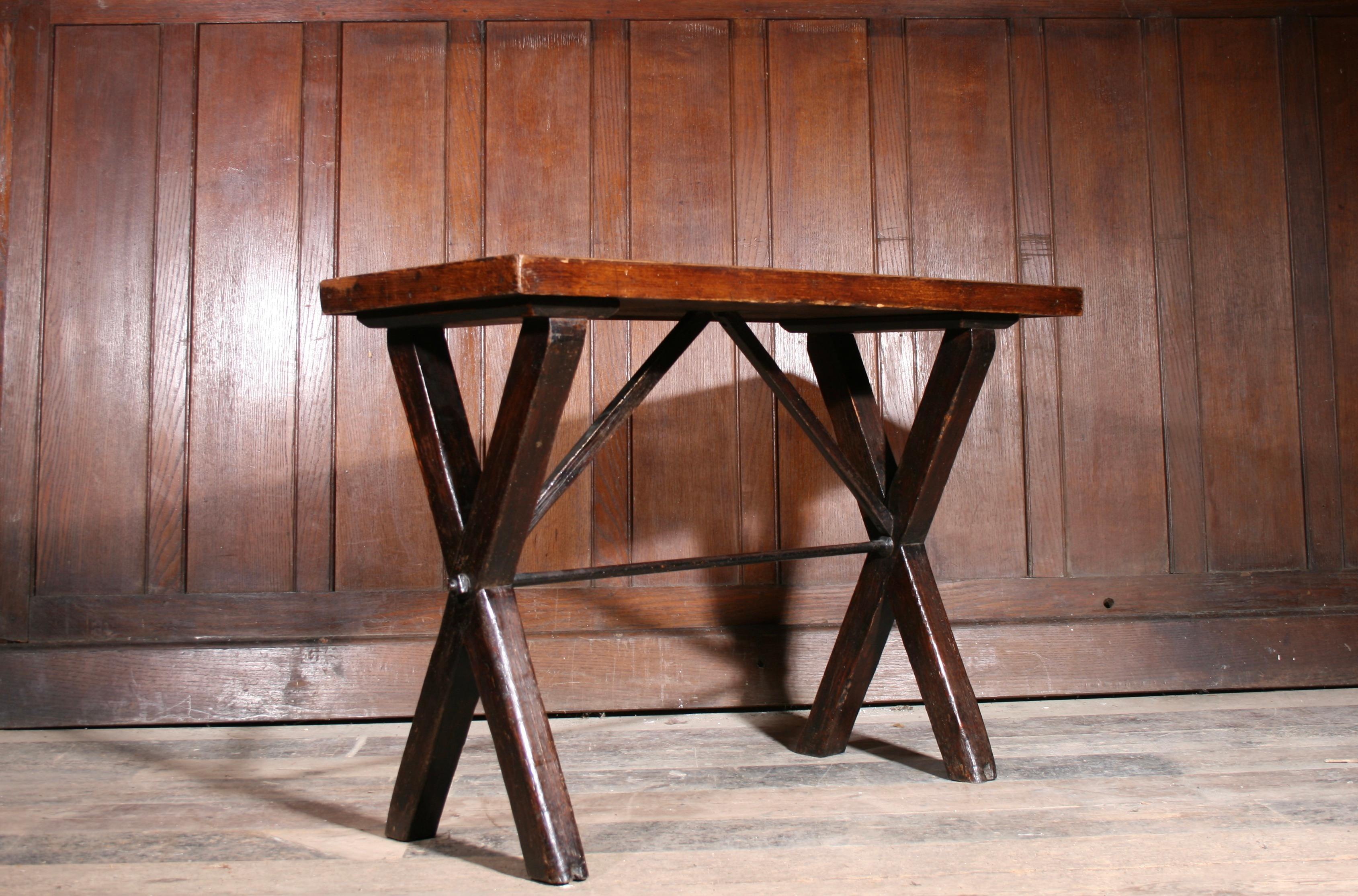 Georgischer Tavernentisch in Originalfarbe (Kiefernholz) im Angebot