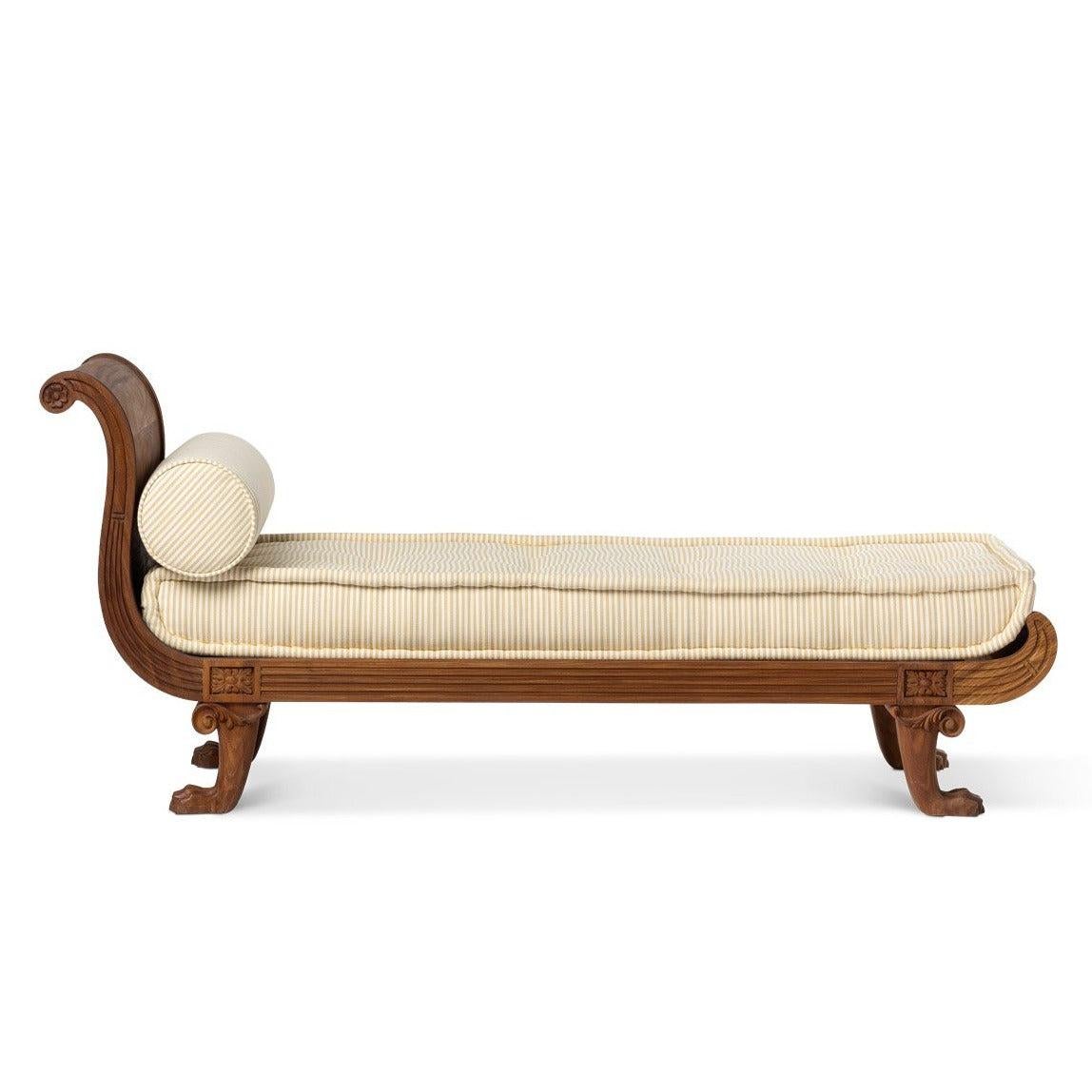 Esta tumbona de teca de estilo georgiano redefine la relajación al aire libre con el encanto y la sofisticación inspirados en los muebles georgianos clásicos. 

Meticulosamente tallada en robusta madera de teca, esta pieza está diseñada para