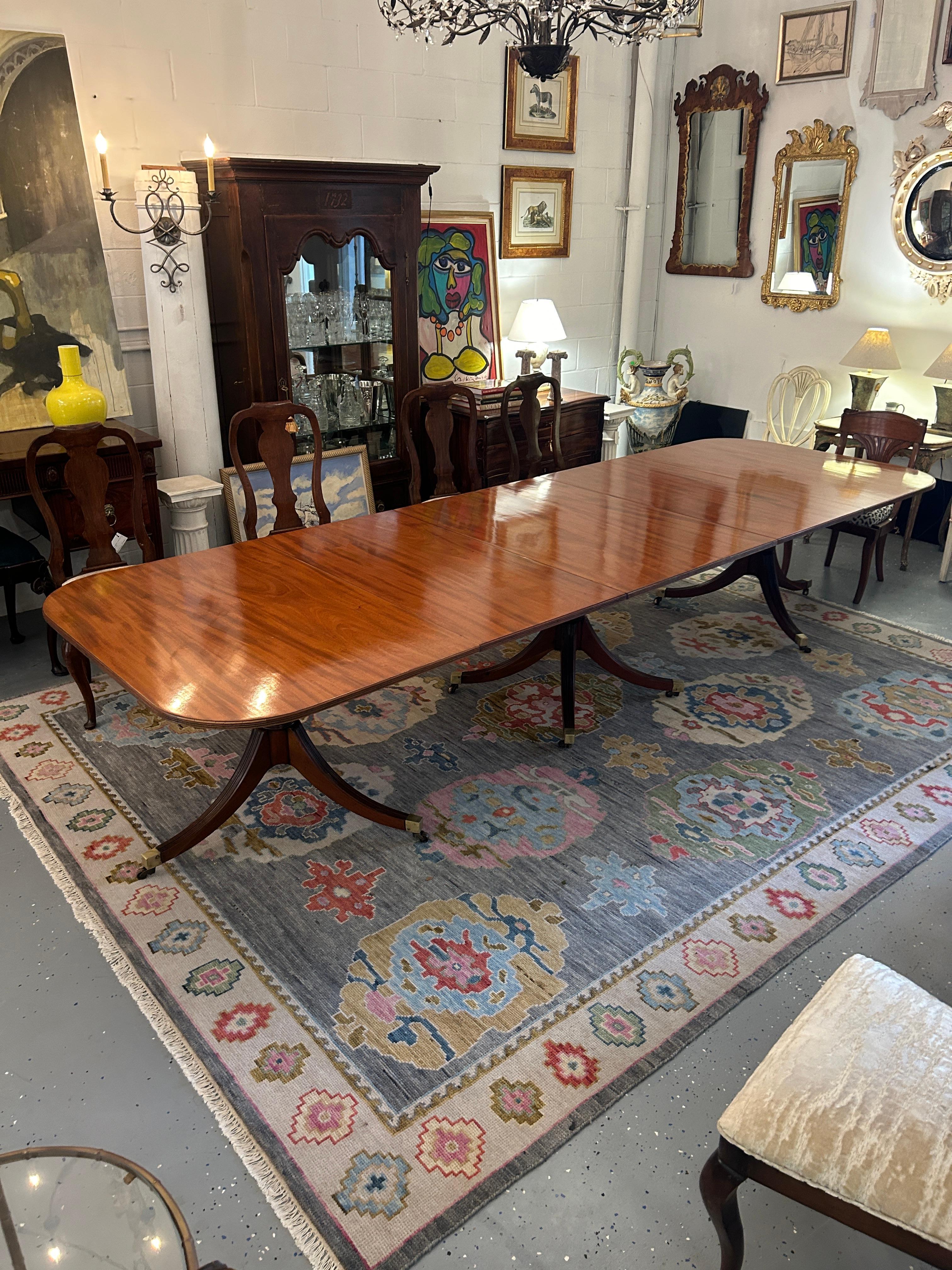 Georgian Three Pedestal Mahogany Dining Table In Good Condition In Nashville, TN