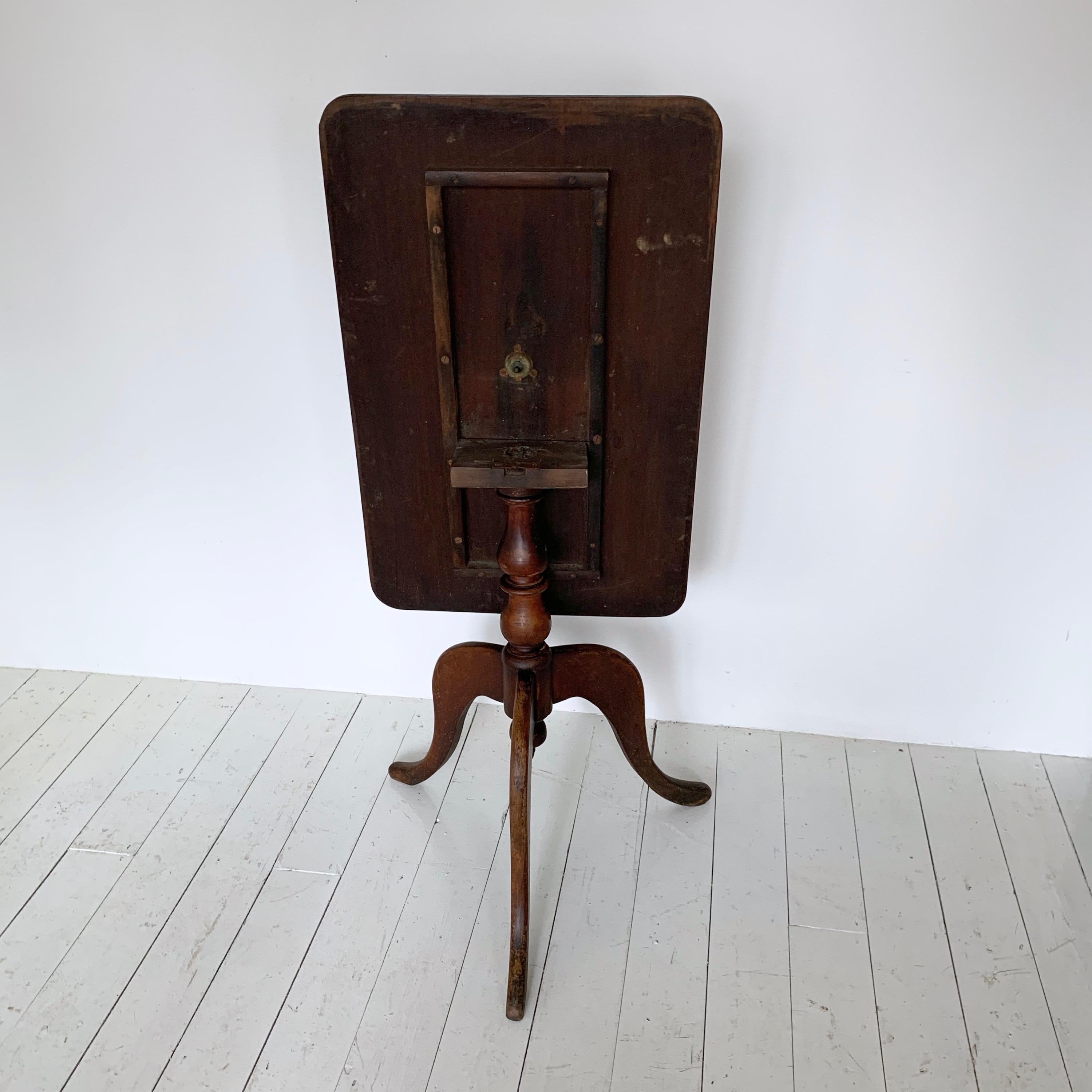 Georgian Tilt-Top Table In Distressed Condition For Sale In Stockport, GB