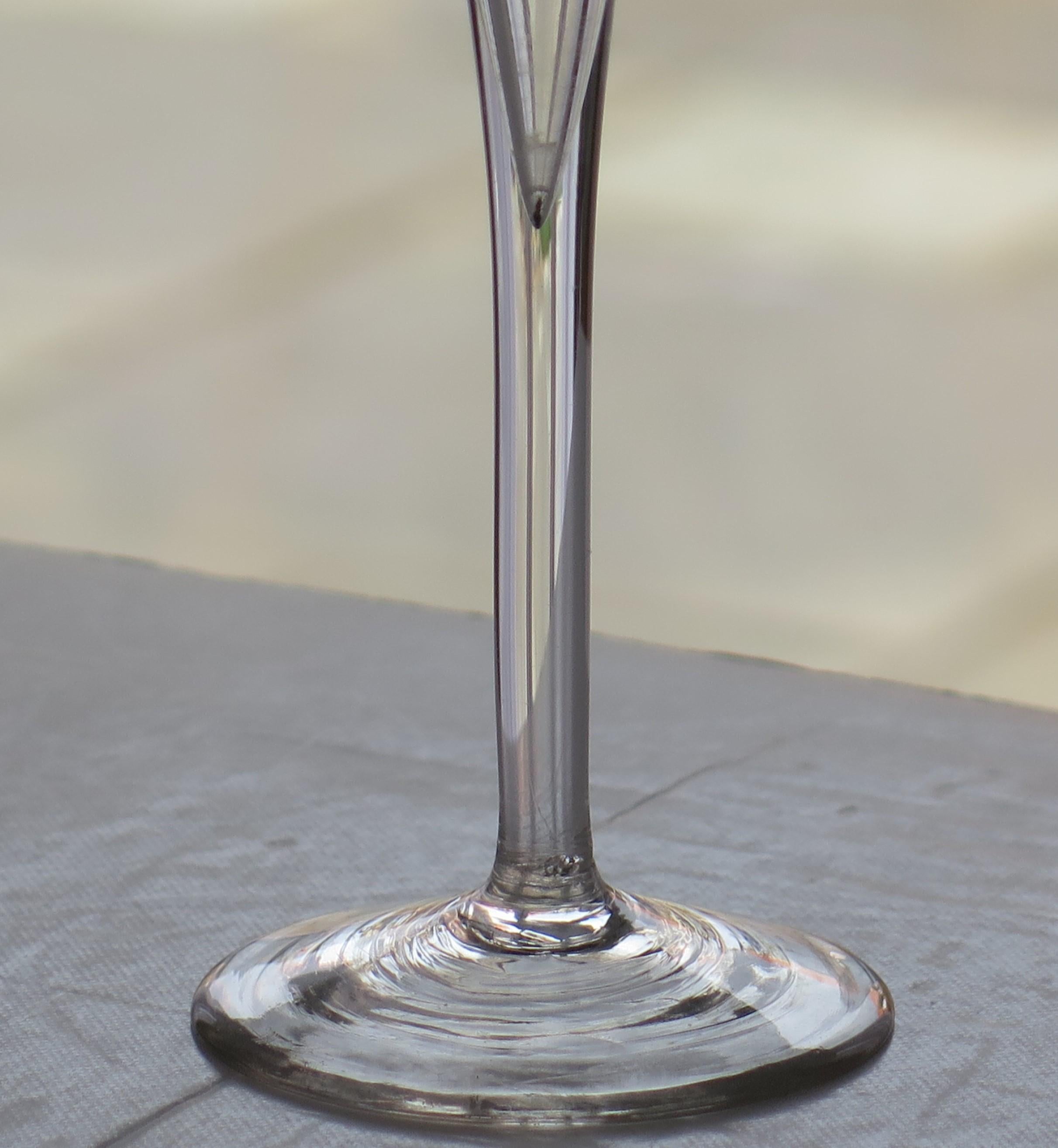 Bicchiere da brindisi georgiano del XVIII secolo con coppa a tromba disegnata - raro, CIRCA 1750 in vendita 4