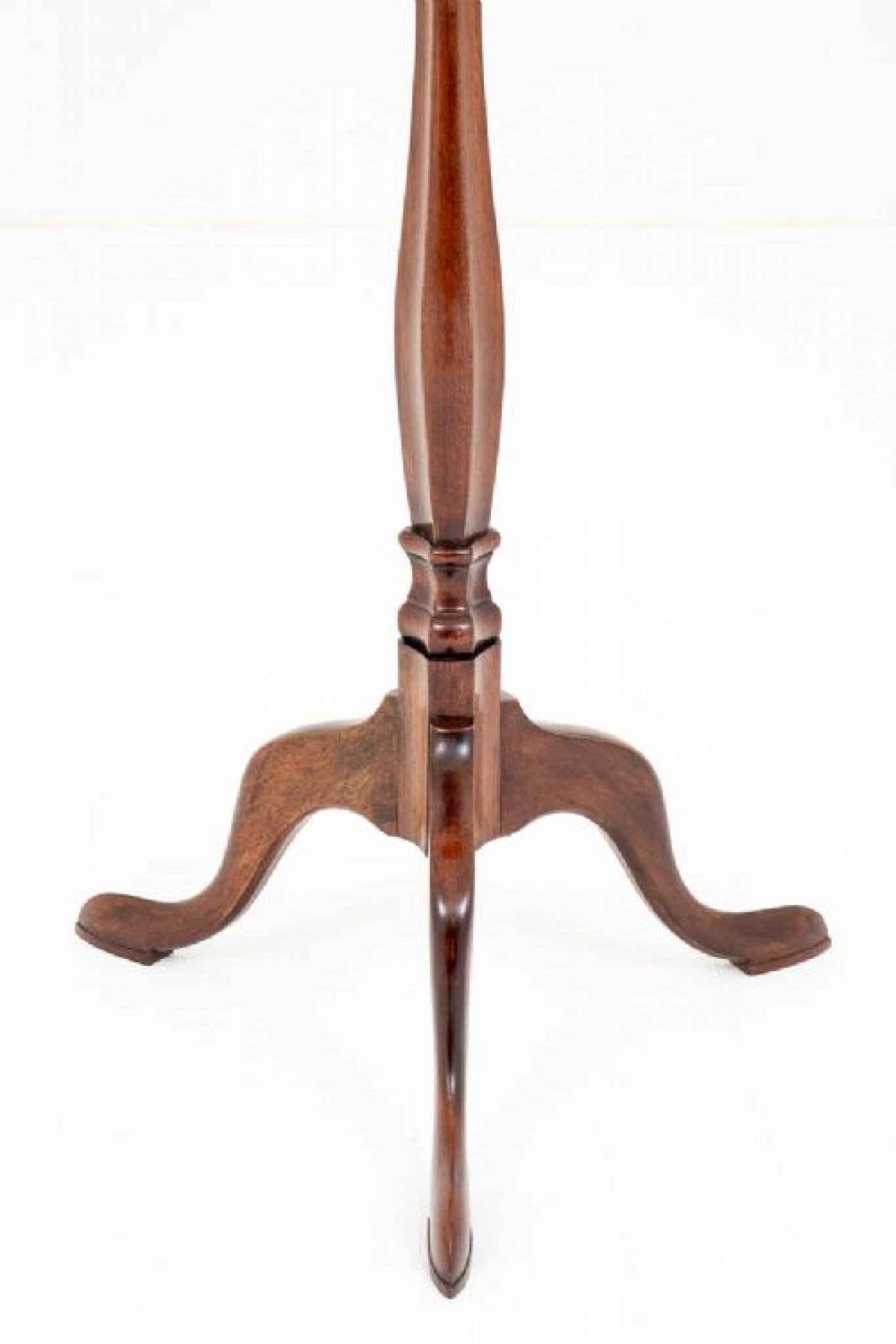 Antorcha de caoba de estilo georgiano.
De pie sobre las típicas patas barridas georgianas con pies almohadillados.
hacia 1920
Columna curvada y perfilada con un bonito remate perfilado y labiado.