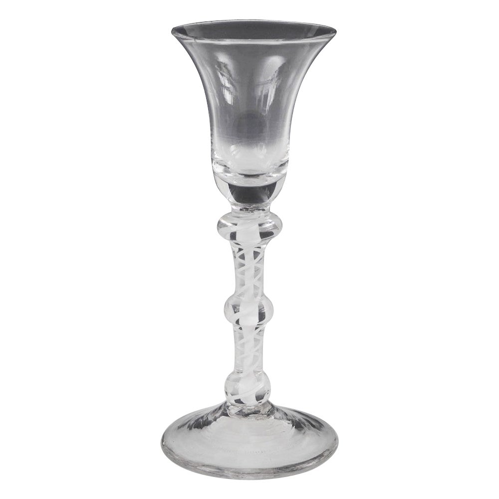 Verre à vin géorgien à pied torsadé opaque à triple pommeau vers 1765