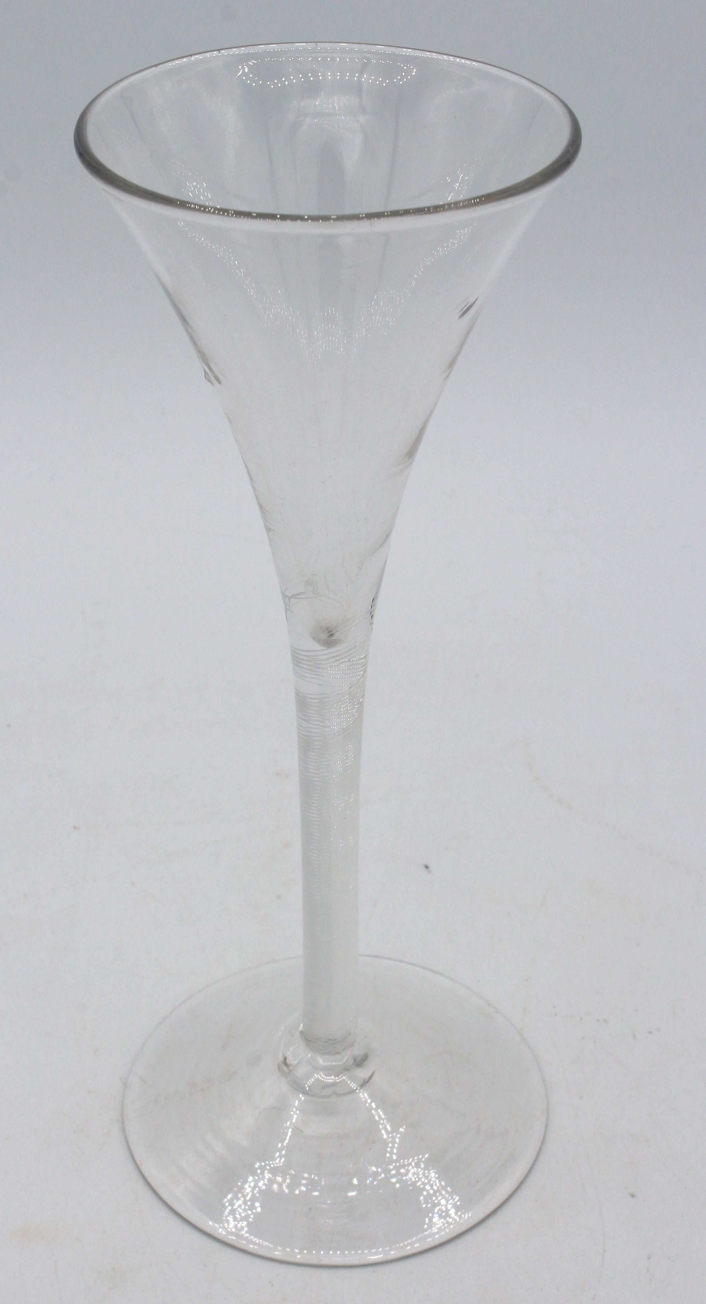 Georgianisches Toastglas in Trompetenform, um 1750, England. Äußerst anmutig - mehrspiralige Luftdrehung. Schöne graue Farbe. Kleine Einschlüsse in der Schale, Werkzeugspuren und Rillen. Grob geknicktes Kreuzschlitzwerkzeug. Provenienz: Leslie