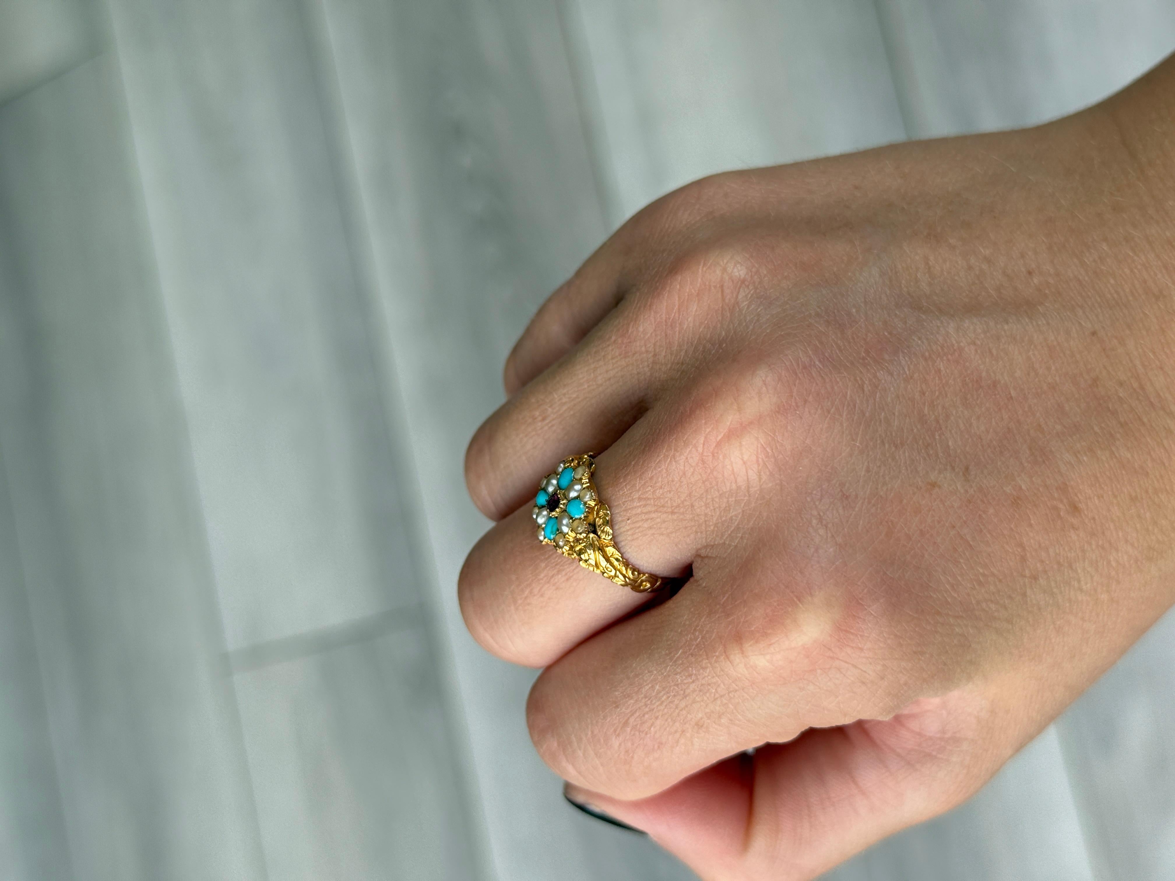Este encantador anillo en racimo contiene cuatro turquesas brillantes y también preciosas perlas. En el centro hay un rubí de 4 puntos. El anillo está modelado en oro de 18 ct y tiene unos hermosos hombros ornamentados. 

Tamaño del anillo: N 1/2 ó