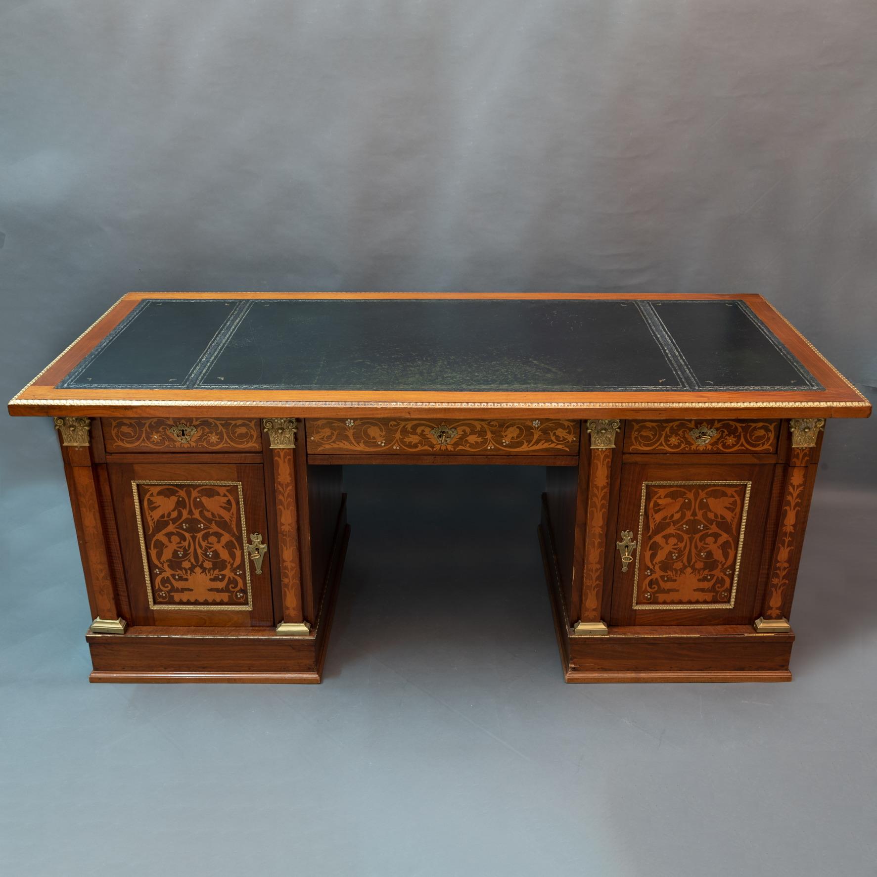 A magnificent stunning and very rare English Georgian desk, room center, leather desktop.
In mahogany wood, it is fully inlaid with light-colored wood from fruit trees.
The inlay is of uncommon elegance and harmony, embellishing every part of this