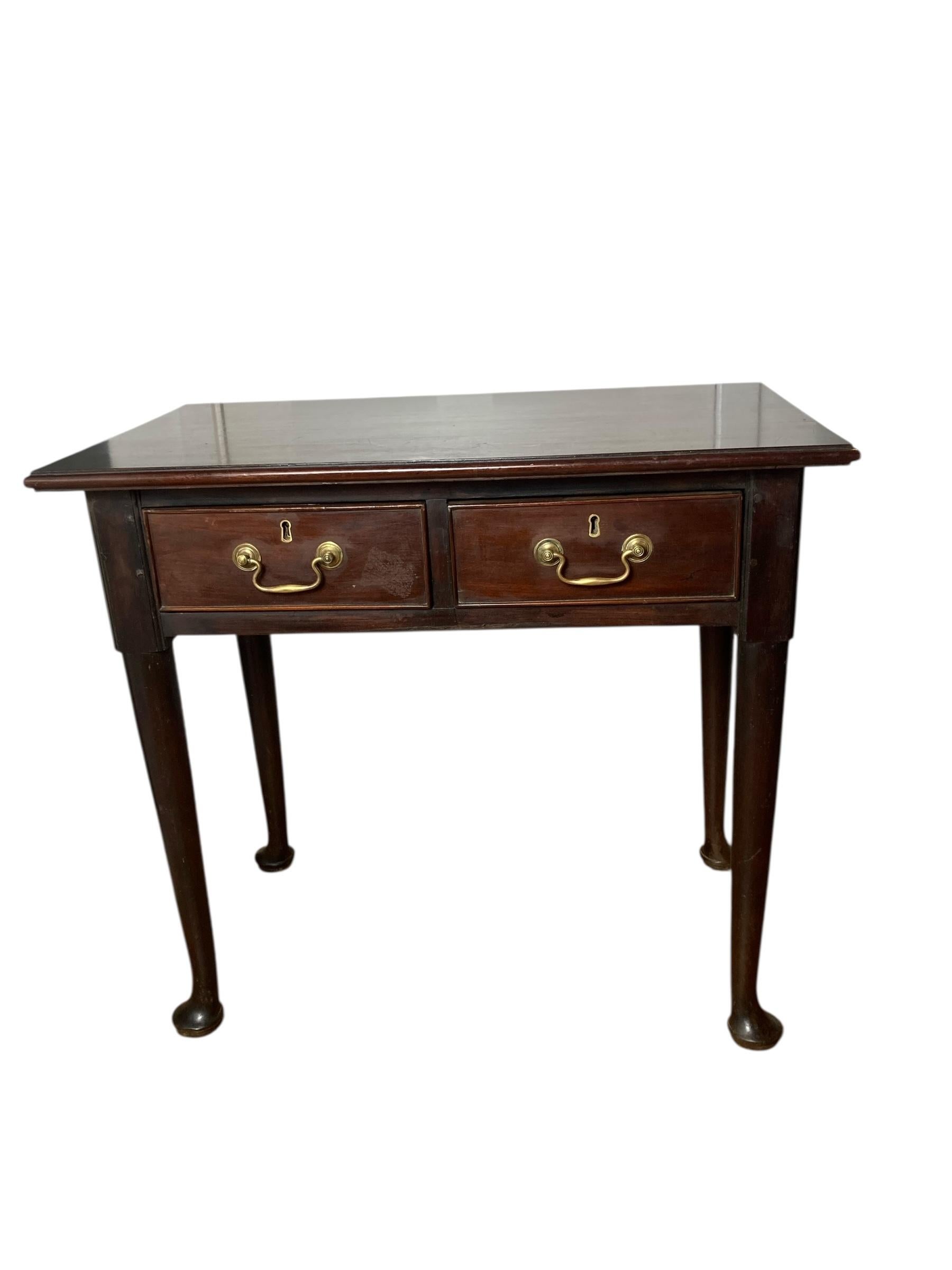 Mesa auxiliar georgiana de dos cajones de caoba con tiradores de latón en venta 3