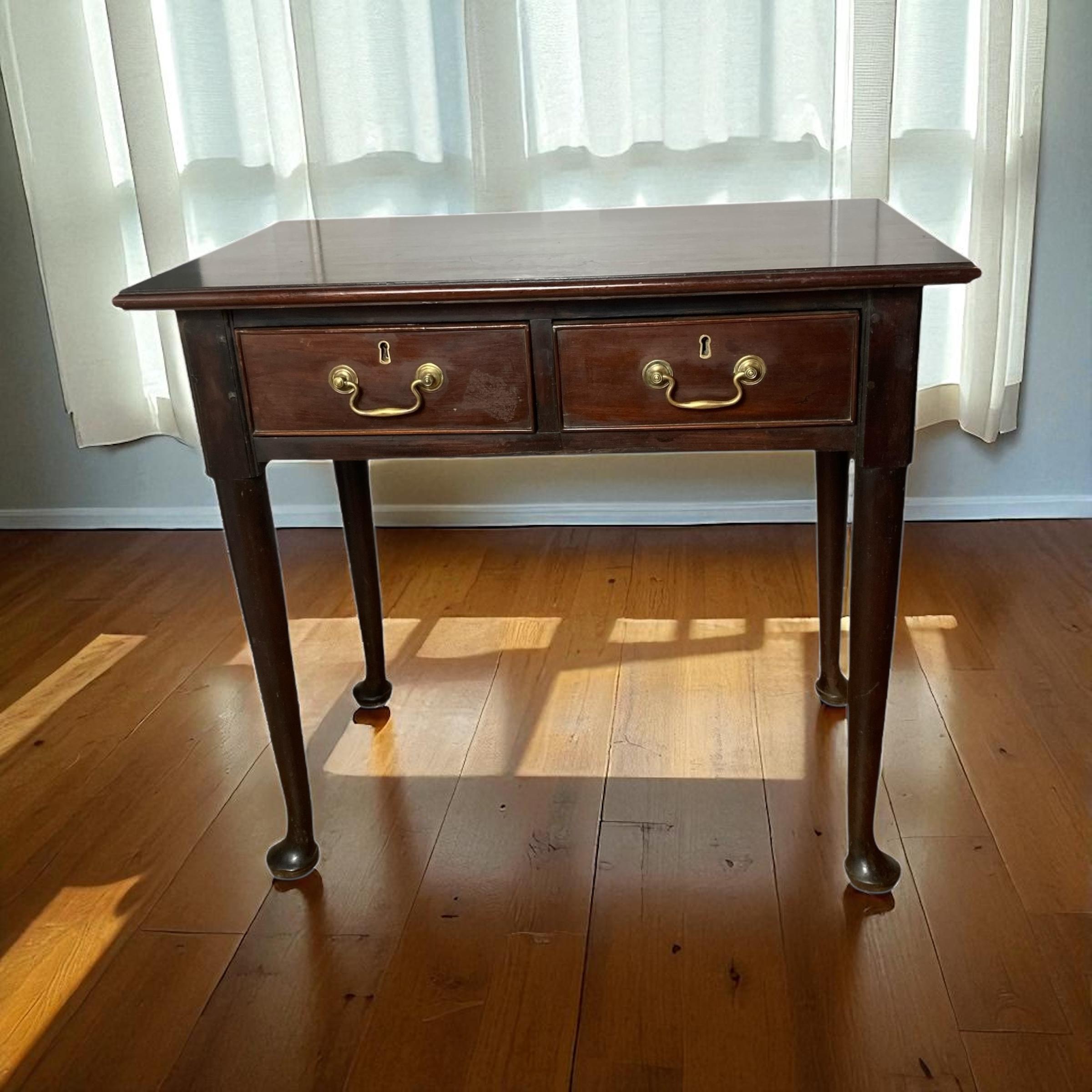 Mesa auxiliar georgiana de dos cajones de caoba con tiradores de latón en venta 4