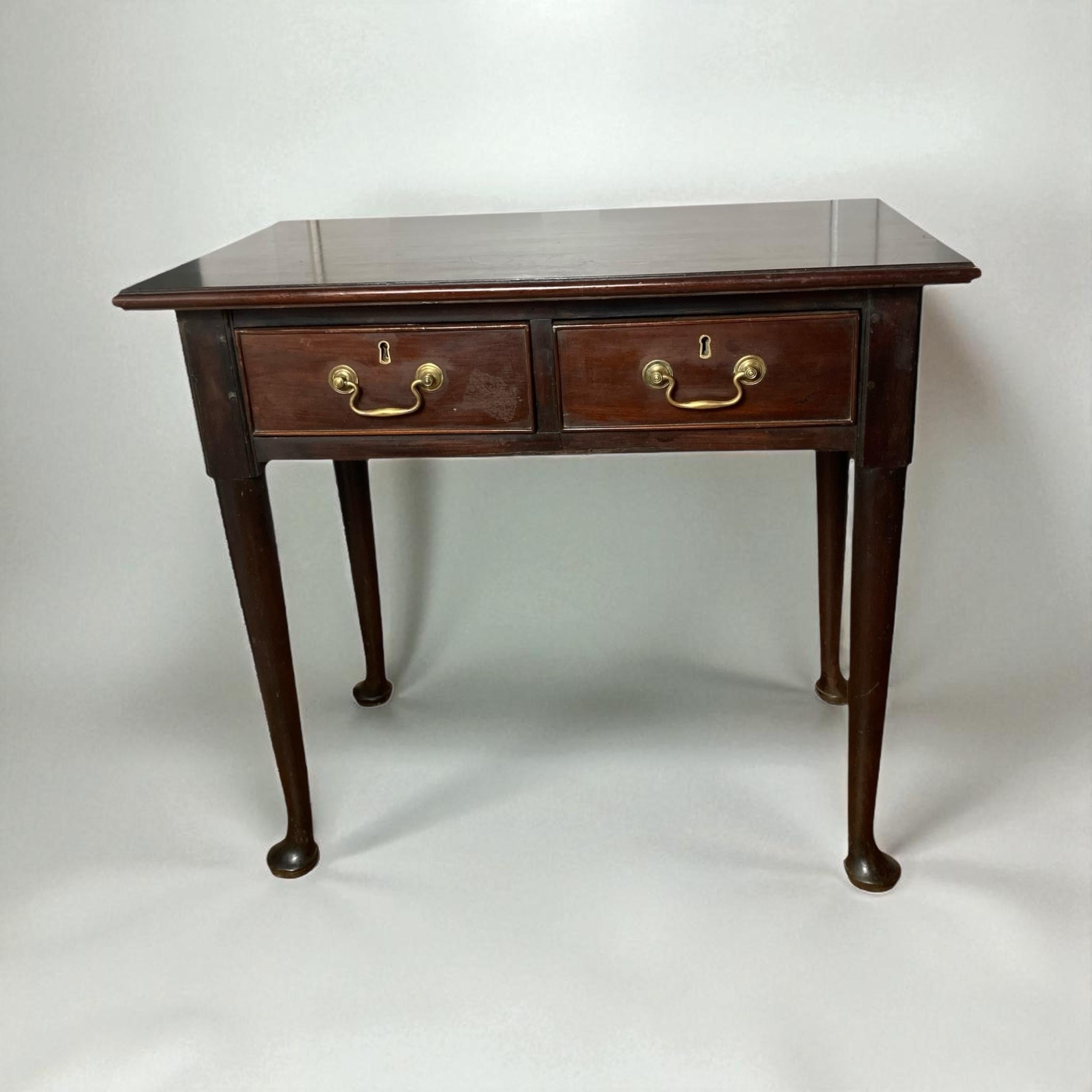 Mesa auxiliar georgiana de dos cajones de caoba con tiradores de latón en venta 5