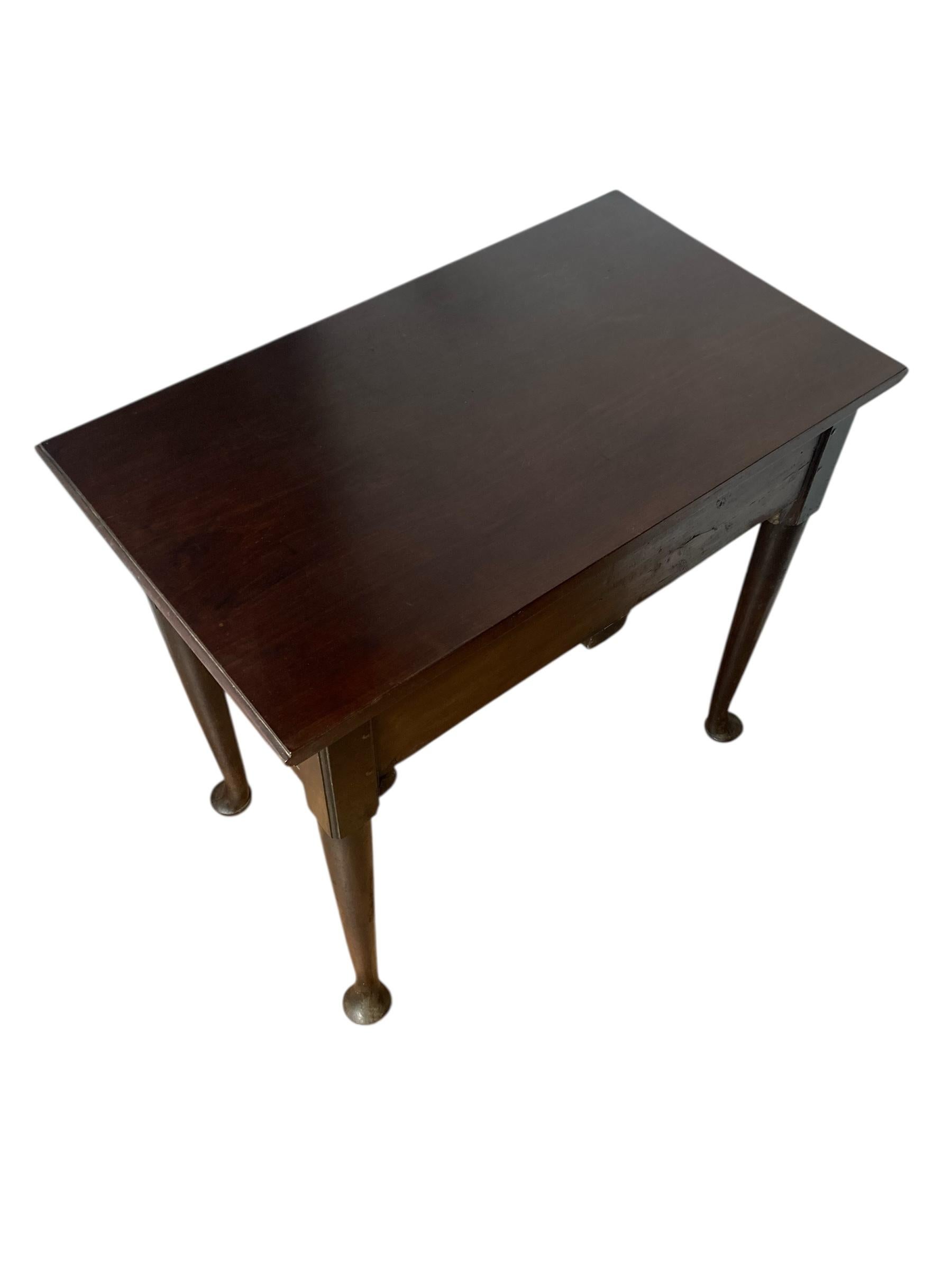 Mesa auxiliar georgiana de dos cajones de caoba con tiradores de latón Georgiano en venta