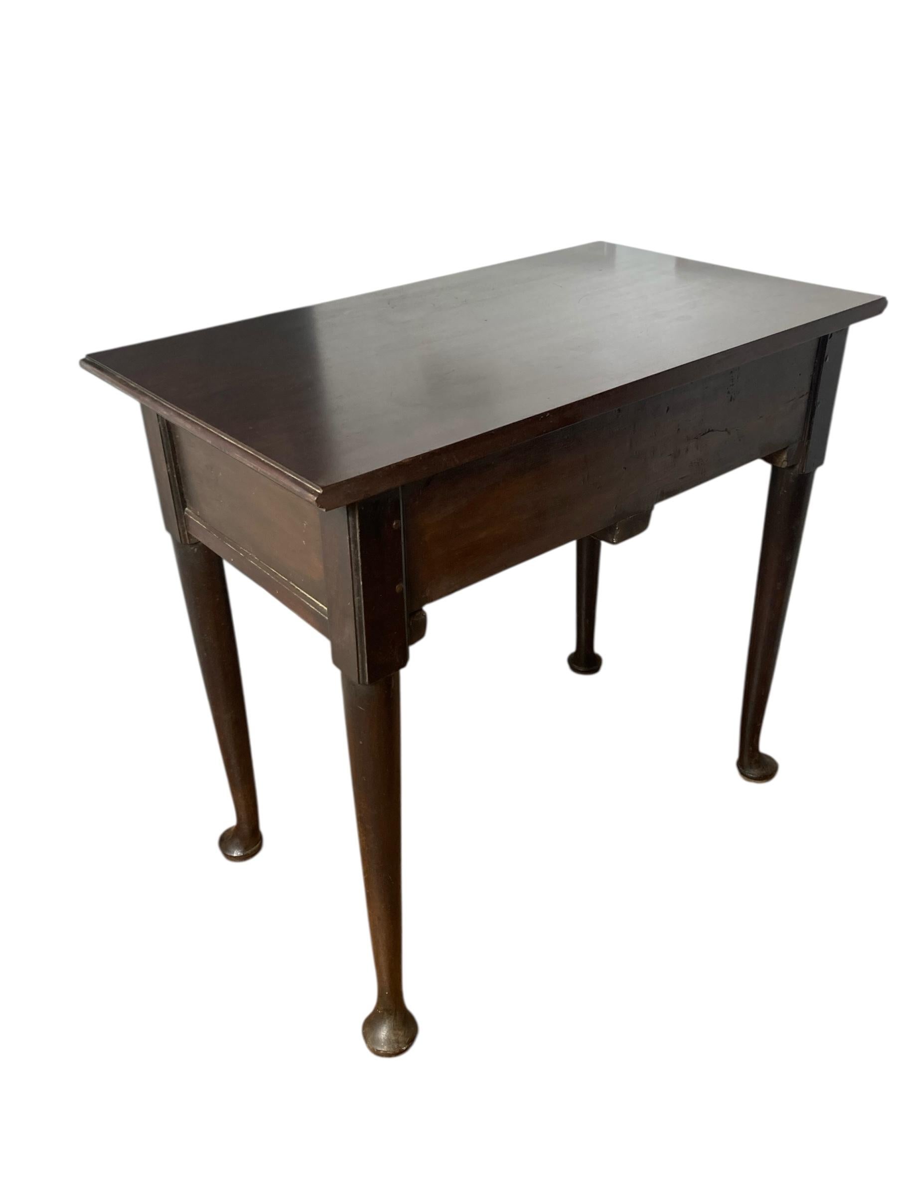 Mesa auxiliar georgiana de dos cajones de caoba con tiradores de latón Británico en venta
