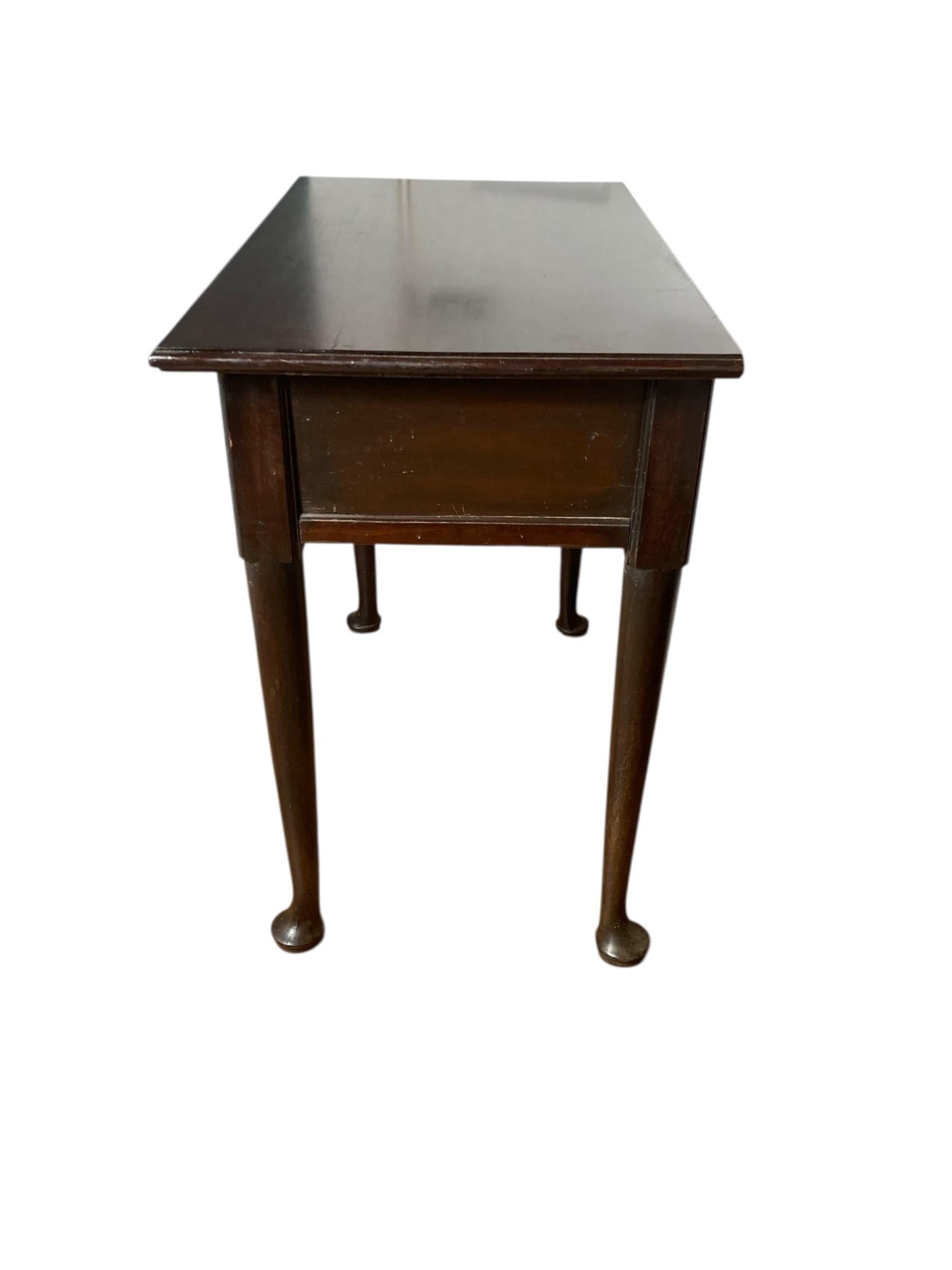 Mesa auxiliar georgiana de dos cajones de caoba con tiradores de latón en Bueno estado para la venta en Bishop's Stortford, GB