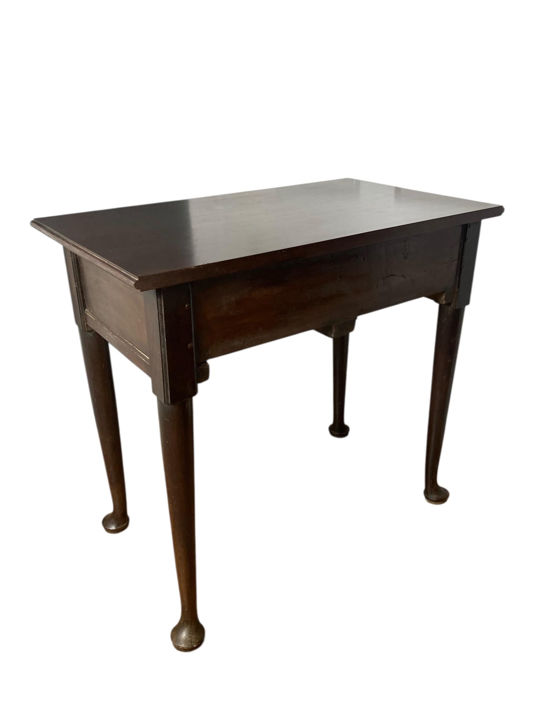 Mesa auxiliar georgiana de dos cajones de caoba con tiradores de latón siglo XIX en venta
