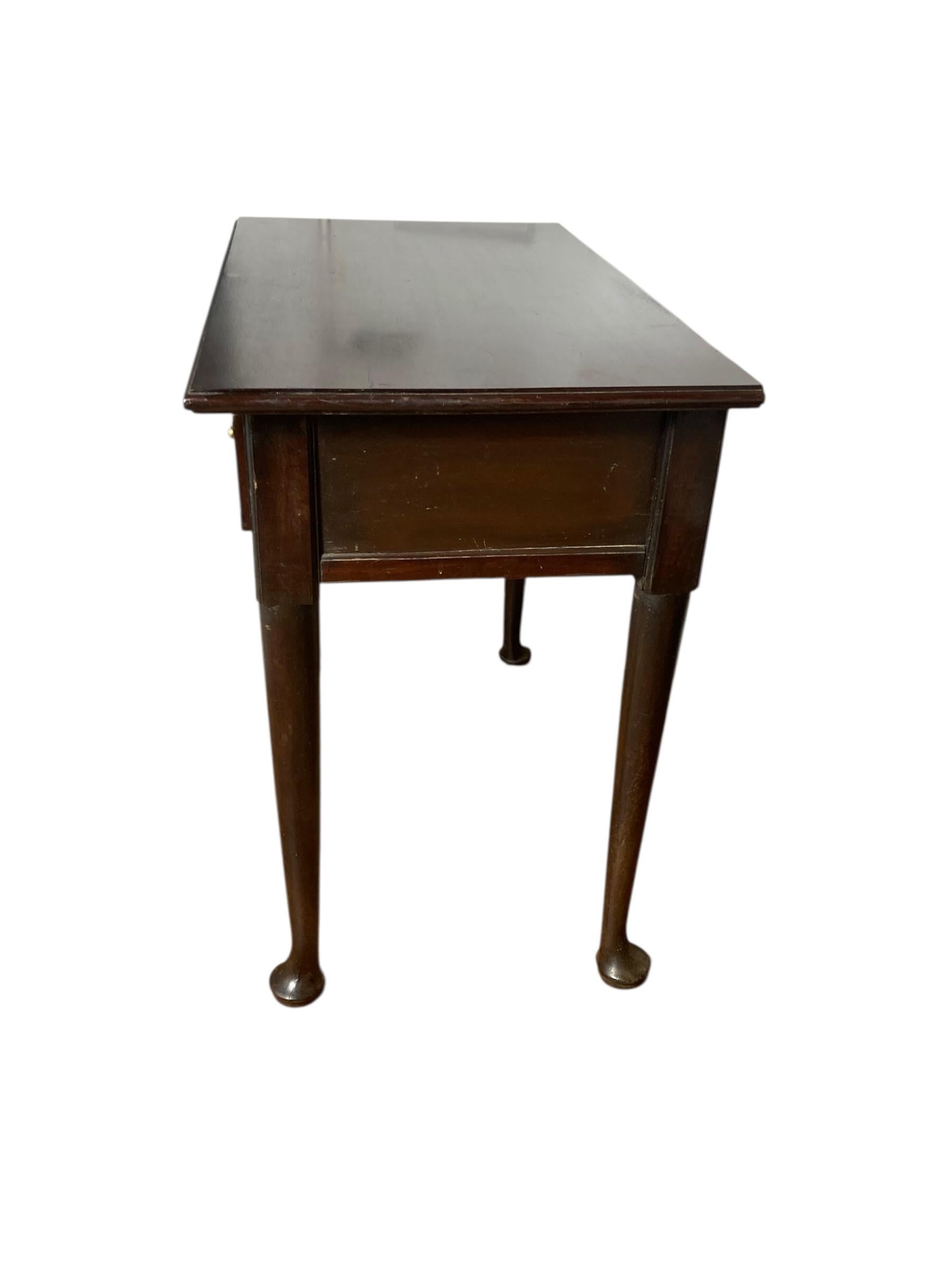 Mesa auxiliar georgiana de dos cajones de caoba con tiradores de latón Caoba en venta