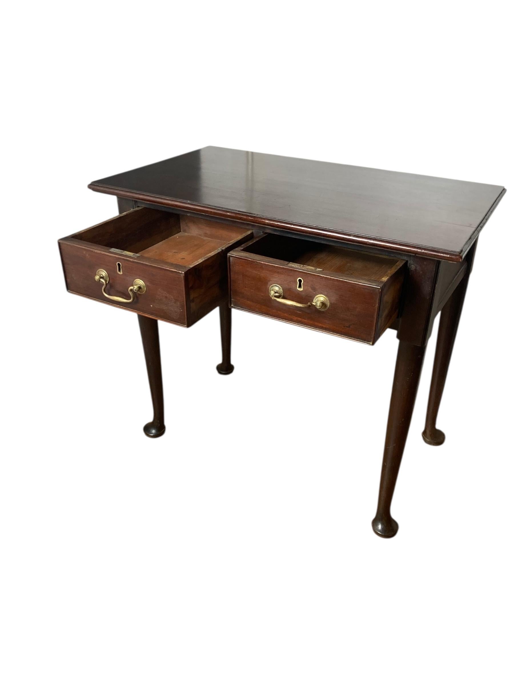 Mesa auxiliar georgiana de dos cajones de caoba con tiradores de latón en venta 1
