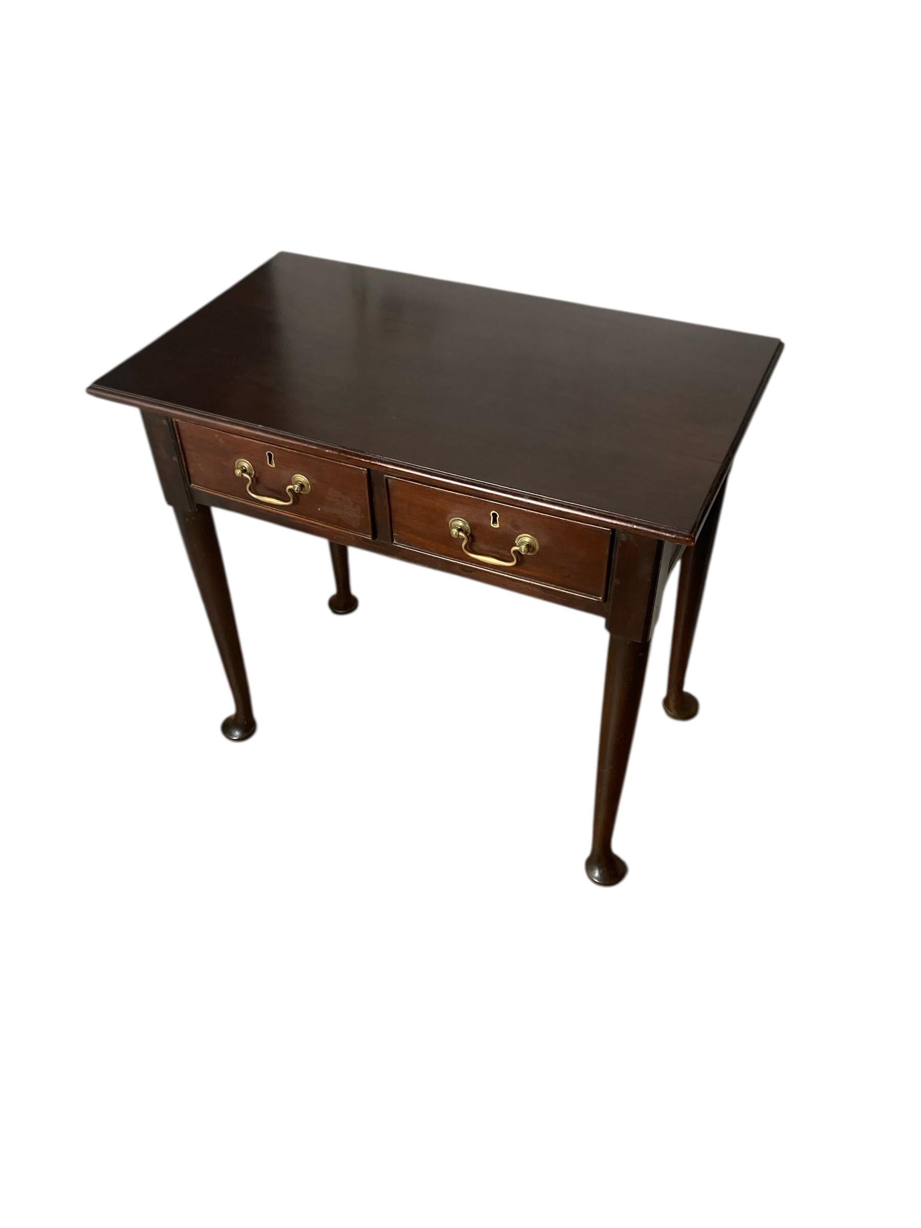 Mesa auxiliar georgiana de dos cajones de caoba con tiradores de latón en venta 2