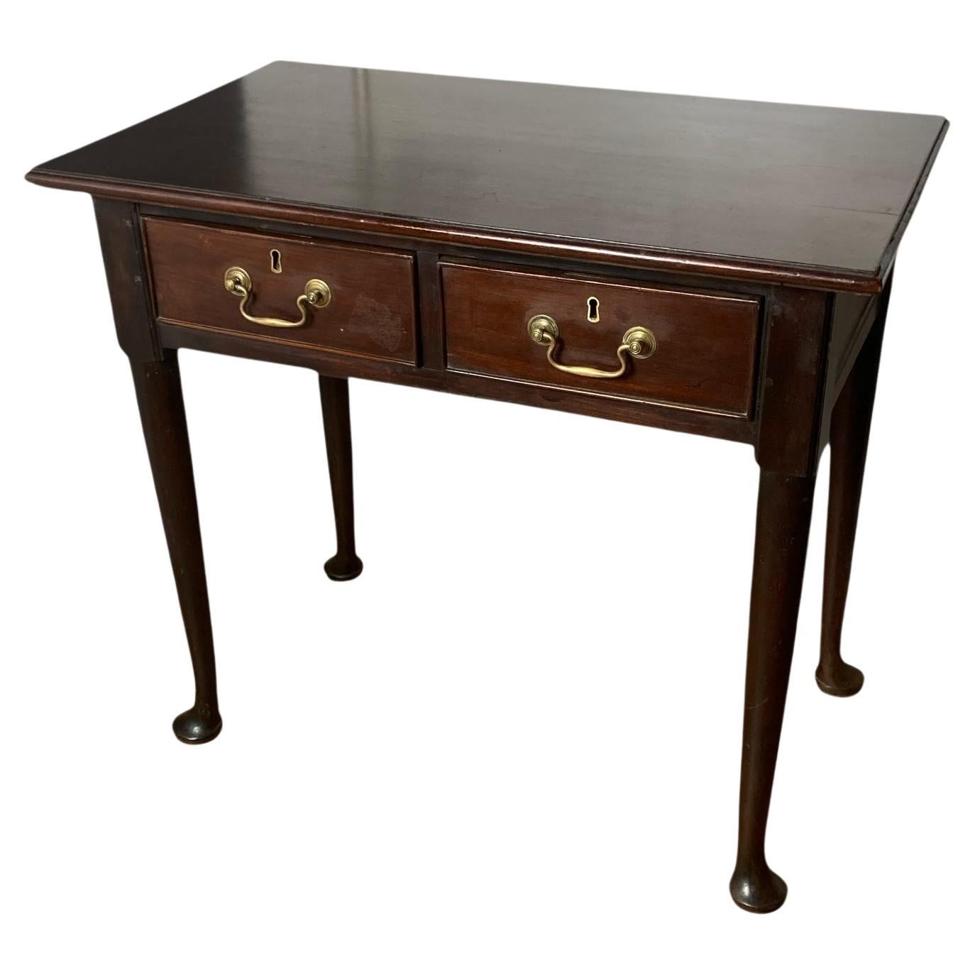 Mesa auxiliar georgiana de dos cajones de caoba con tiradores de latón en venta