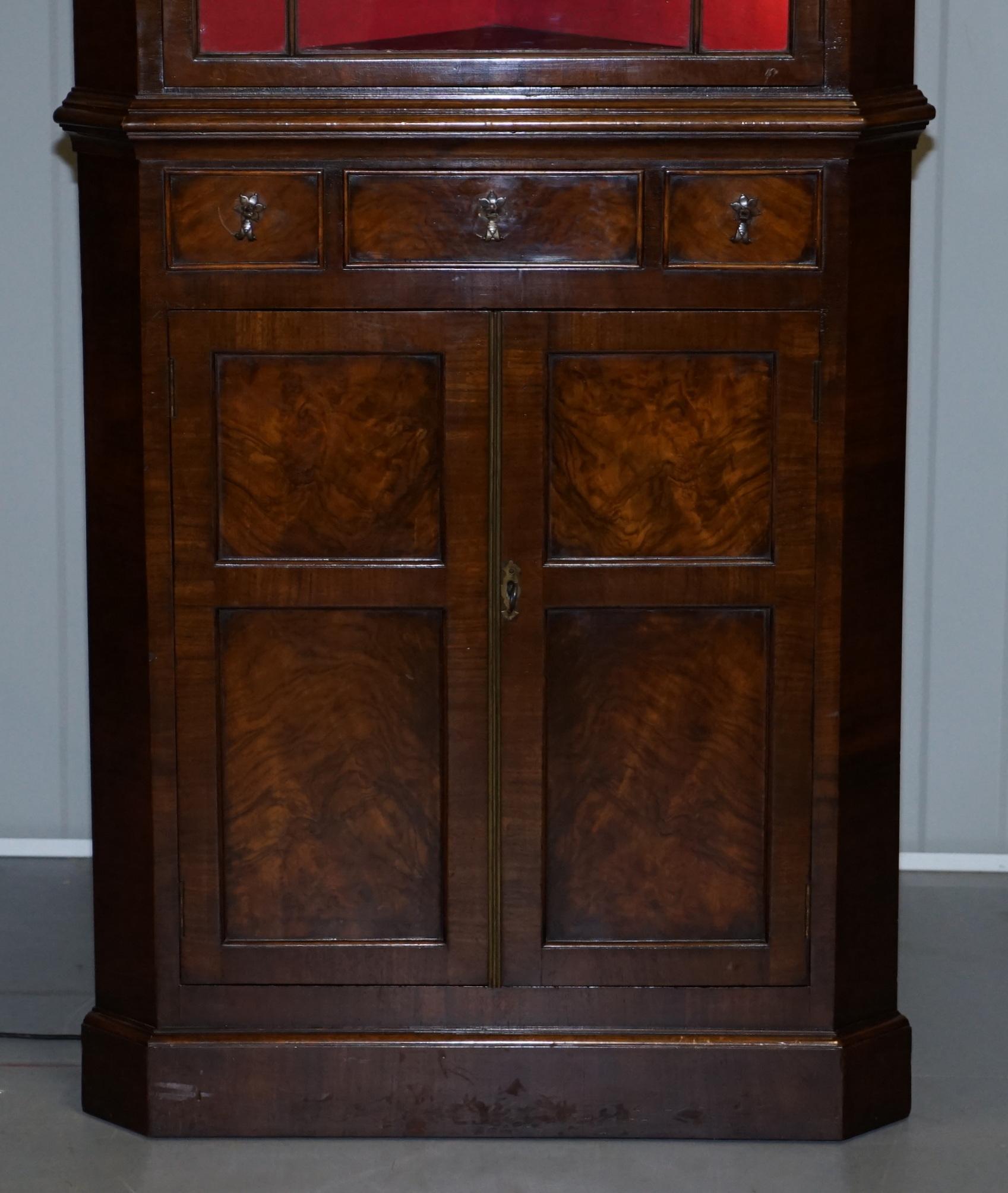We are delighted to offer for sale this stunning circa 1800 Georgian walnut astral glazed corner cabinet with later added internal lighting

A good looking functional and decorative piece of antique furniture. This is astral glazed to the top with